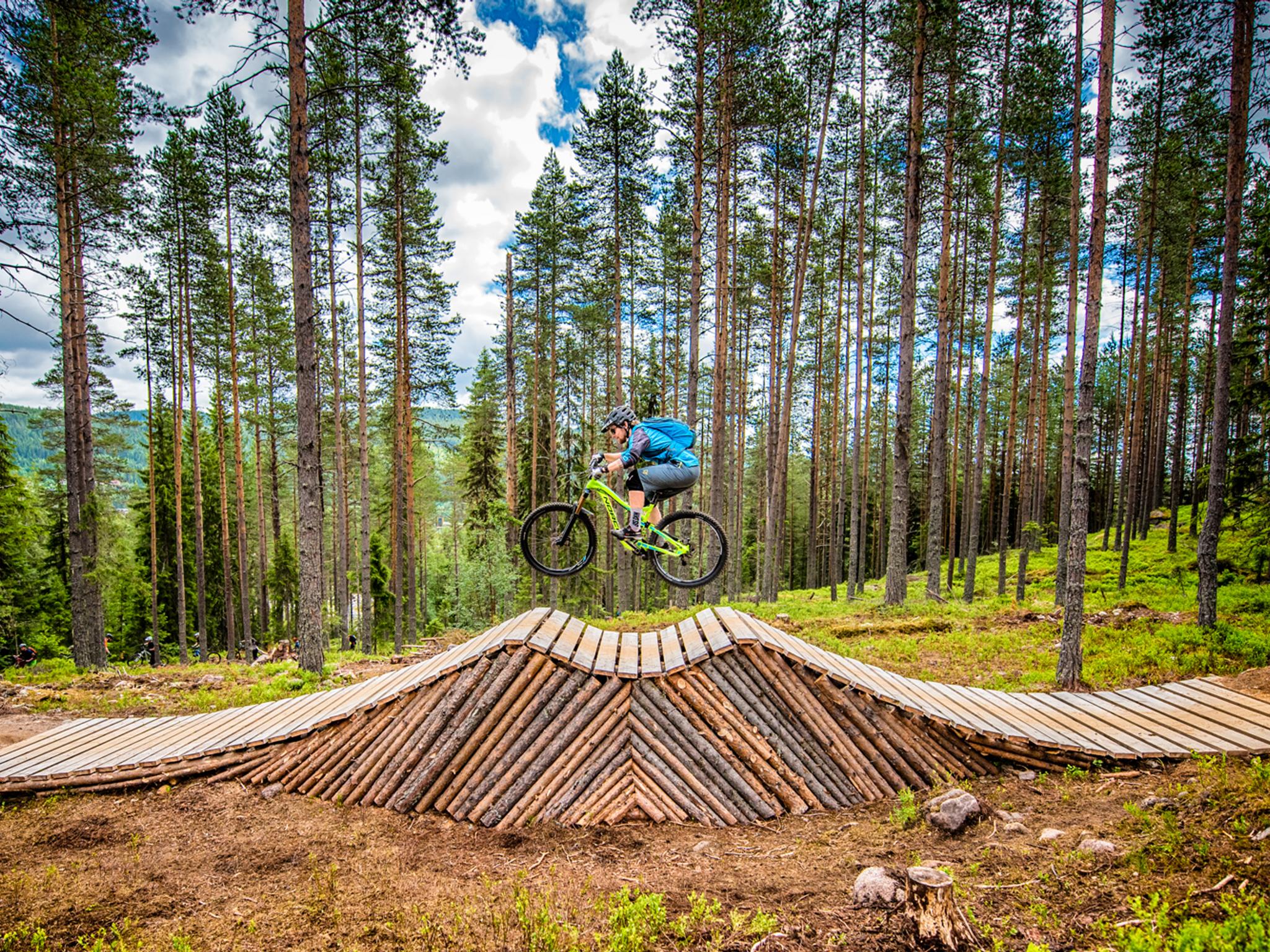 Ein Radfahrer bewältigt ein Hindernis in der Trysil Bike Arena in Ostnorwegen