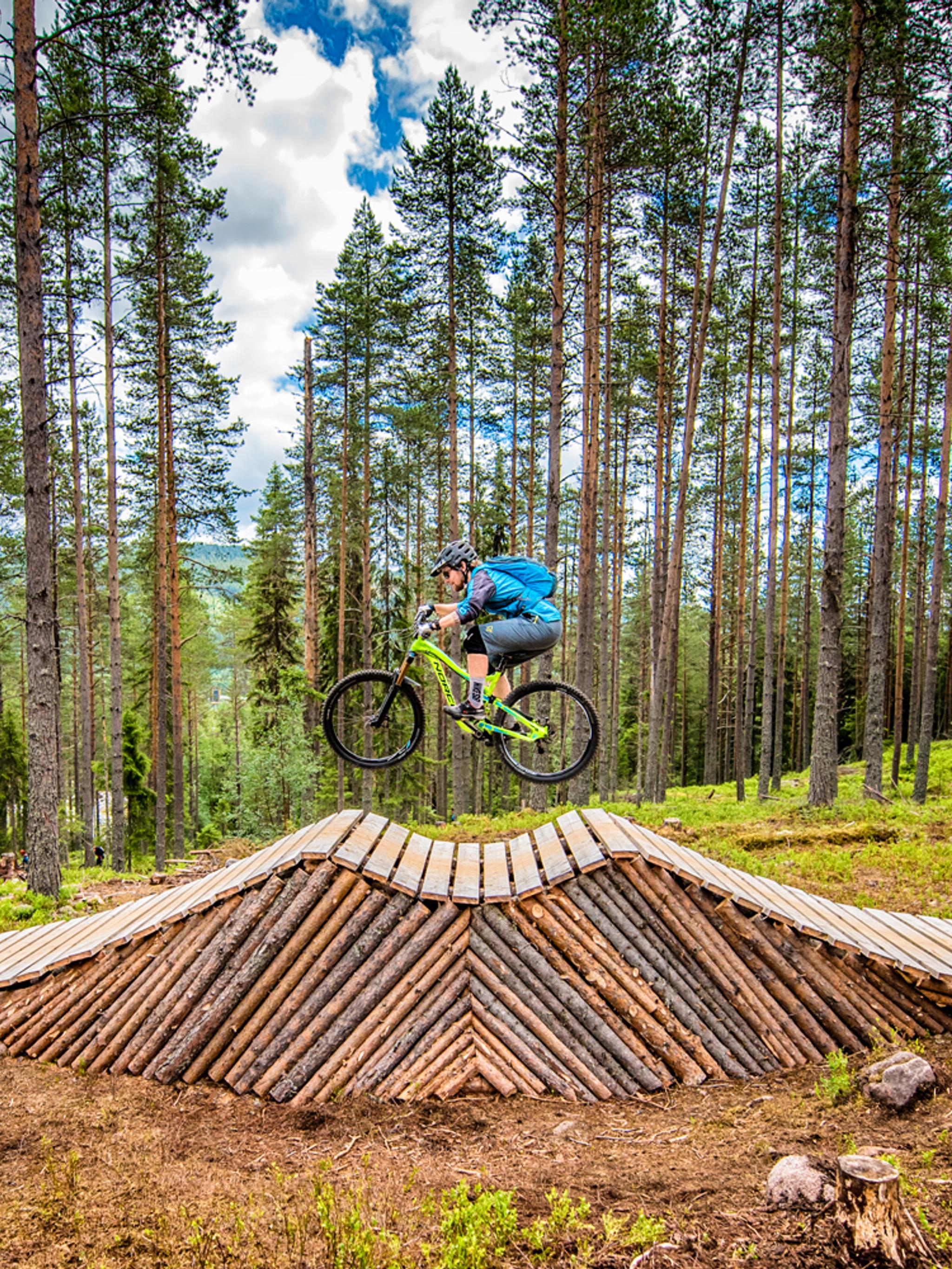 Ein Radfahrer bewältigt ein Hindernis in der Trysil Bike Arena in Ostnorwegen