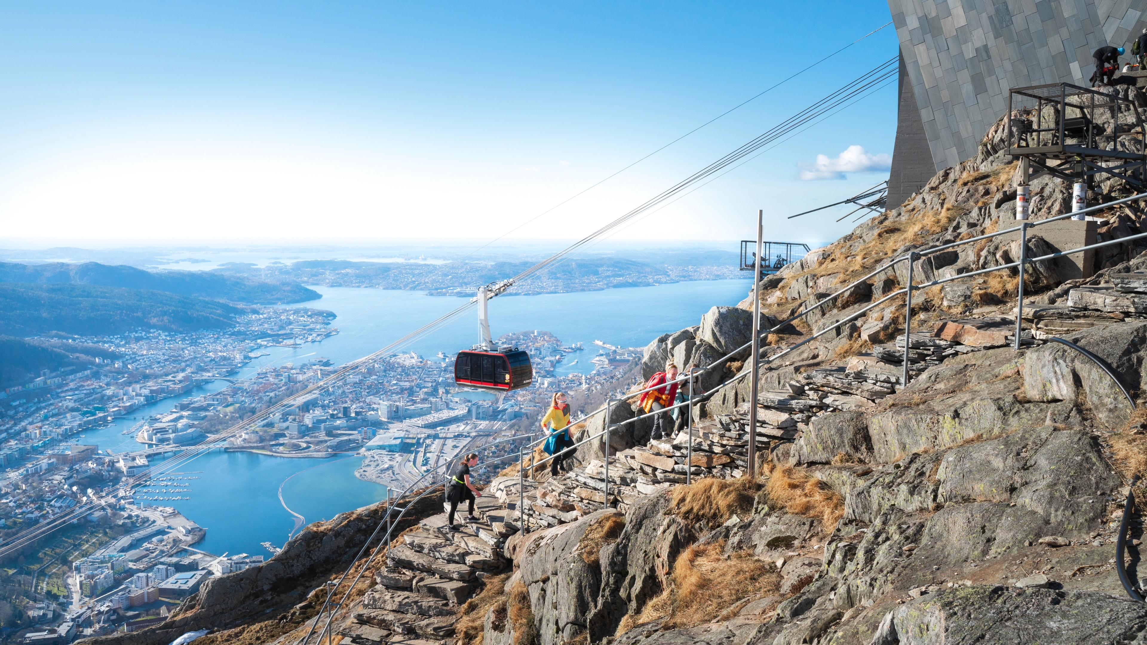 Flere personer går Oppstemten til Ulriken i Bergen, Norge.