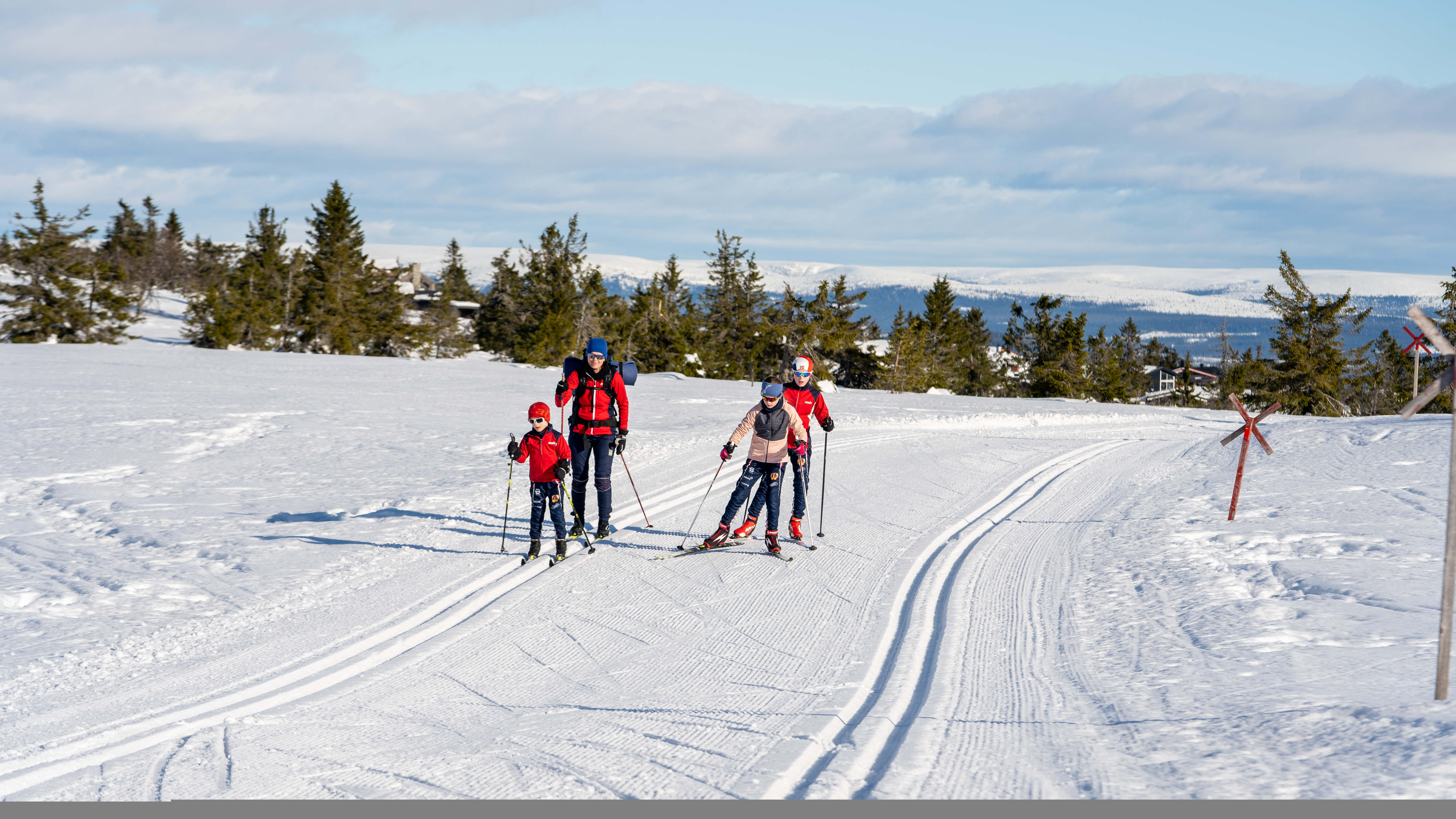 A family enjoying the cross country trails in Trysil.