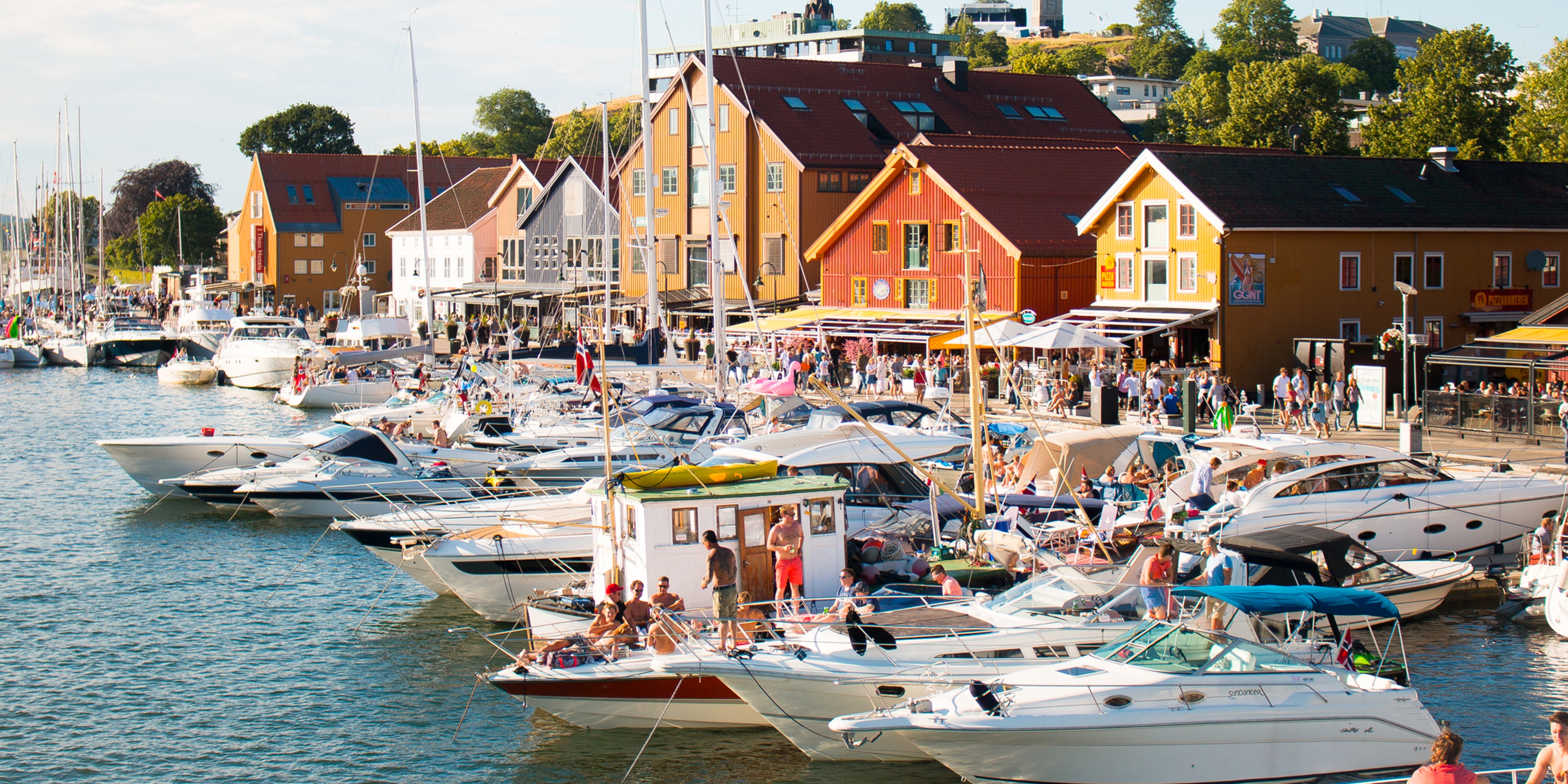 Båter og folk i Tønsberg havn og gjestehavn i Vestfold på Østlandet