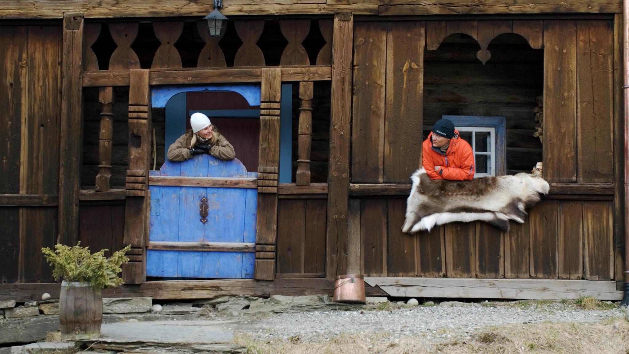 To personer på Per Gynt gården i Vinstra, Gudbrandsdalen