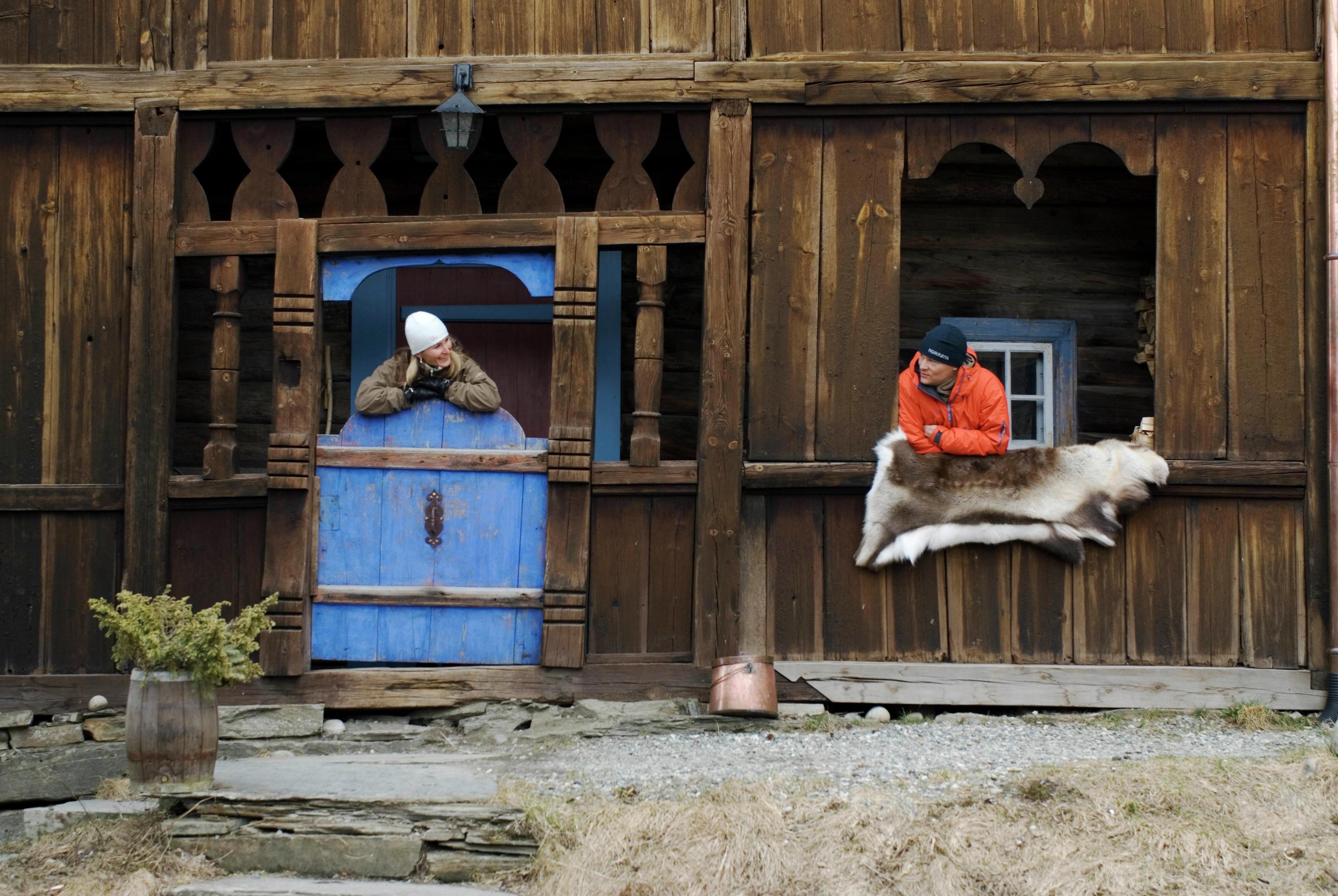 Two people at the Per Gynt farm in Vinstra, Gudbrandsdalen valley