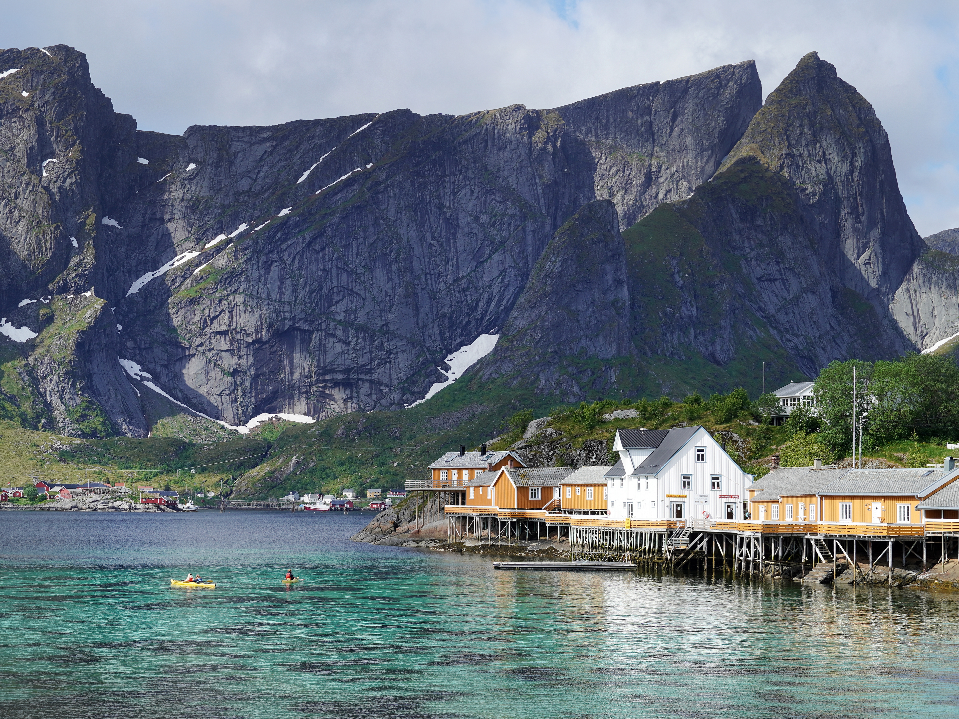 Små trehus i på Skarisøy i Lofoten.