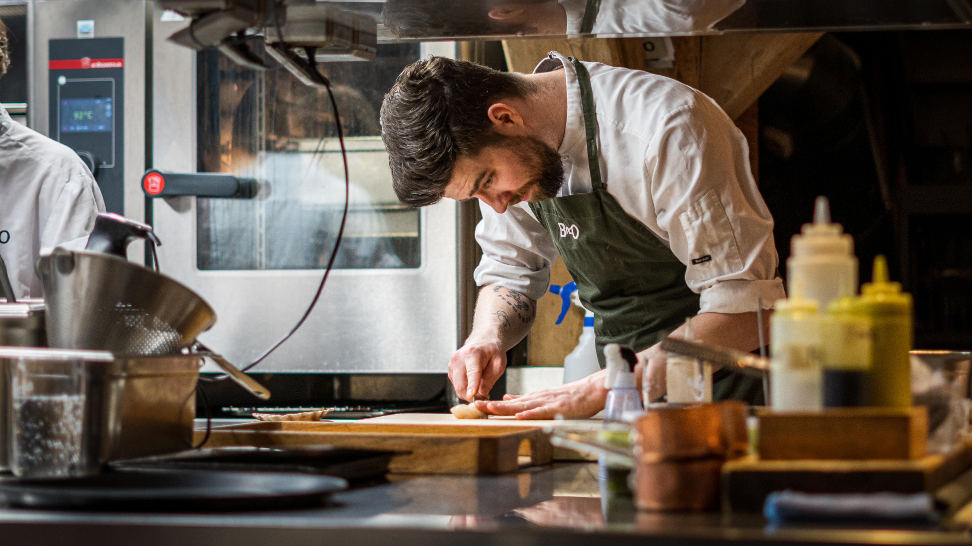 Head chef at Bro in Ålesund, Skyler Milner, preparing food