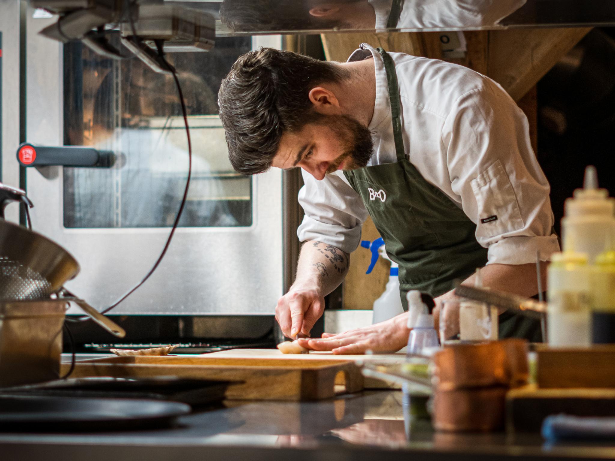 Head chef at Bro in Ålesund, Skyler Milner, preparing food