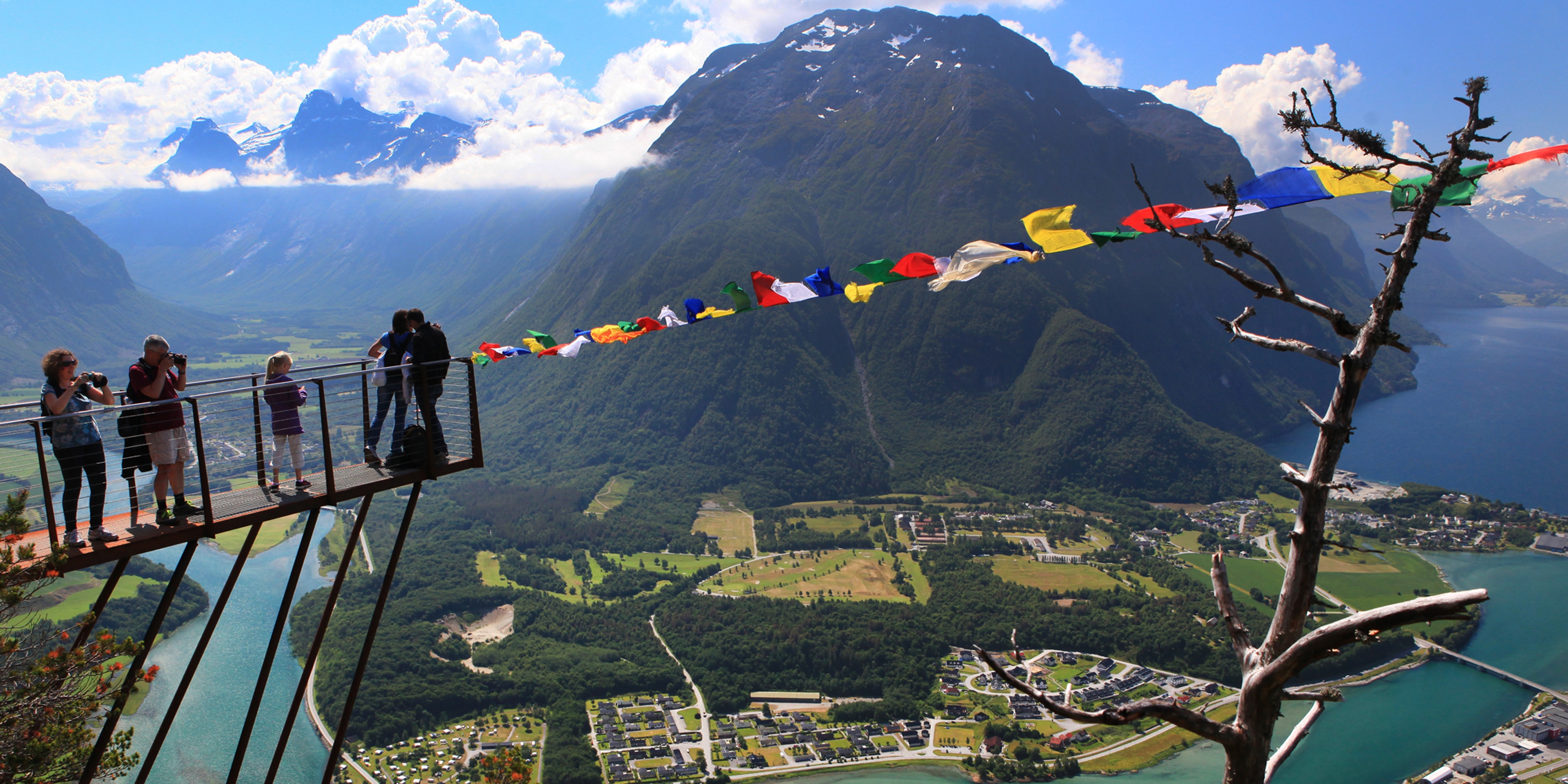 Folk som står på Rampestreken utsiktsplattform i Nordvest og ser utover Åndalsnes