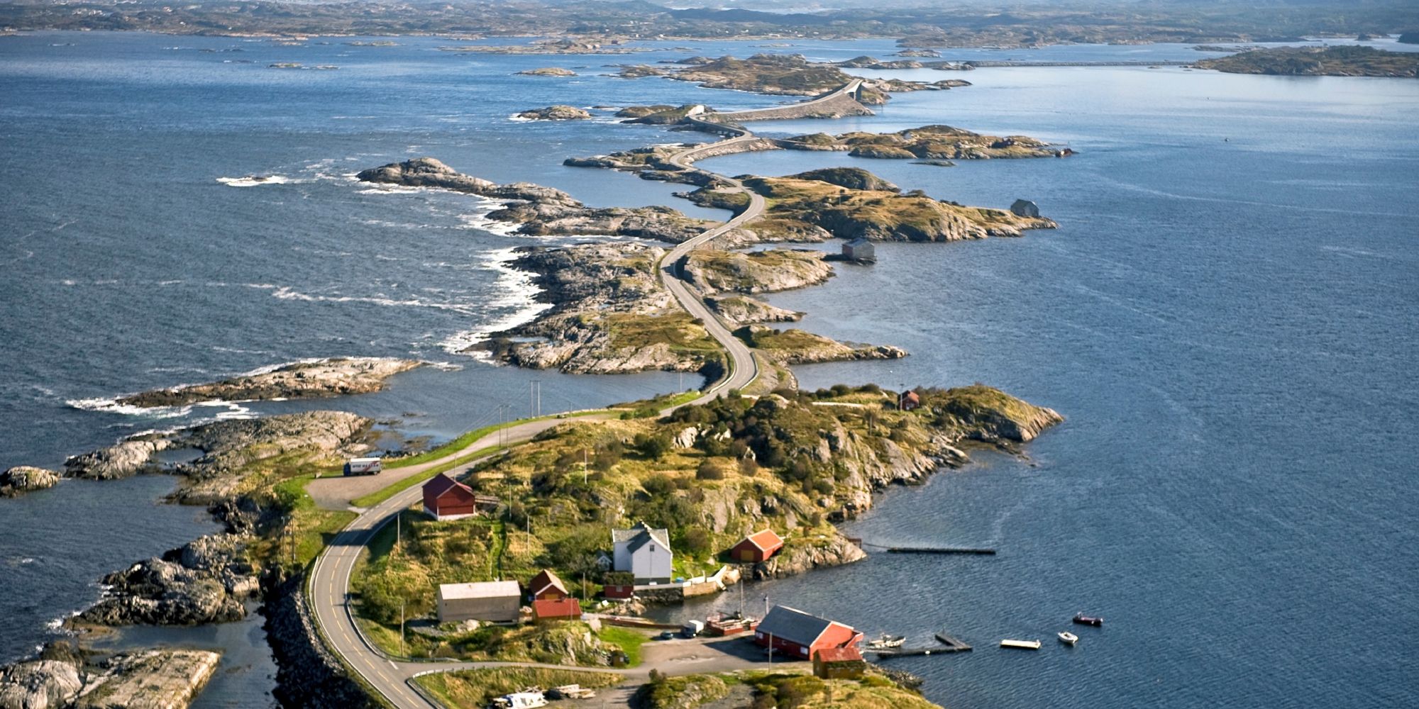 Atlanterhavsvegen i fågelperspektiv i Nordvest i regionen Fjord Norge (Vestlandet)