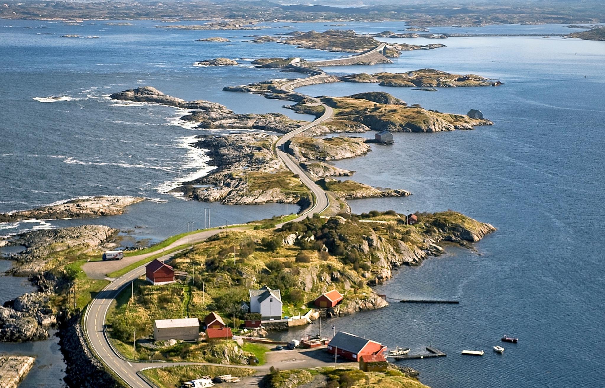 Flyfoto av Atlanterhavsvegen som svinger seg gjennom kystlandskapet på Vestlandet