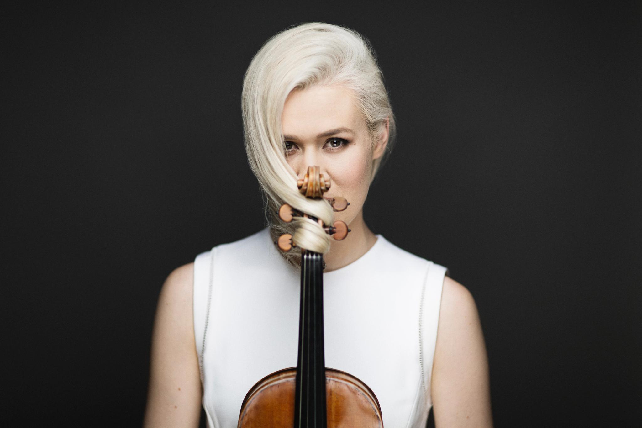 Portraint of Eldbjørg Hemsing with her violin