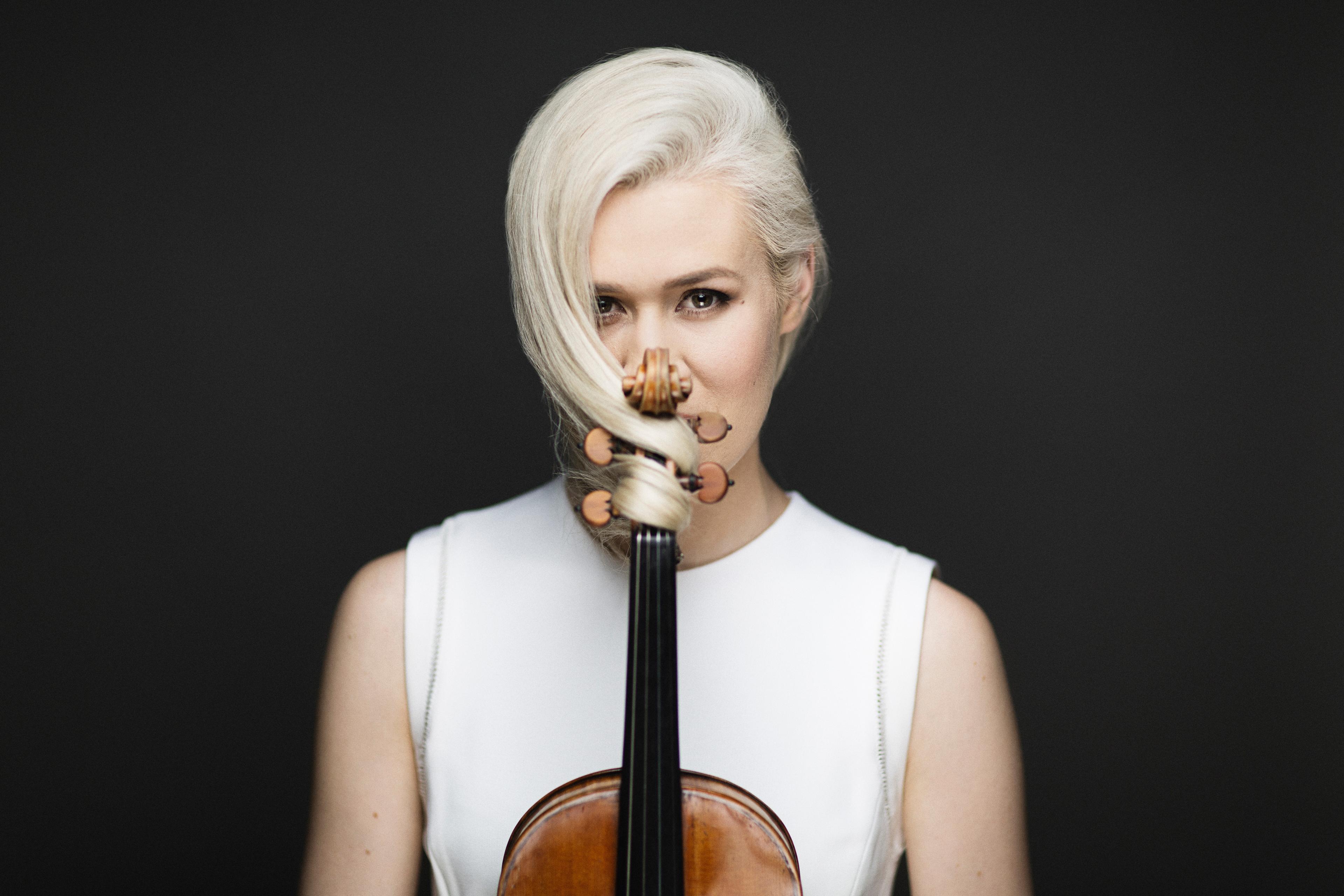 Portraint of Eldbjørg Hemsing with her violin