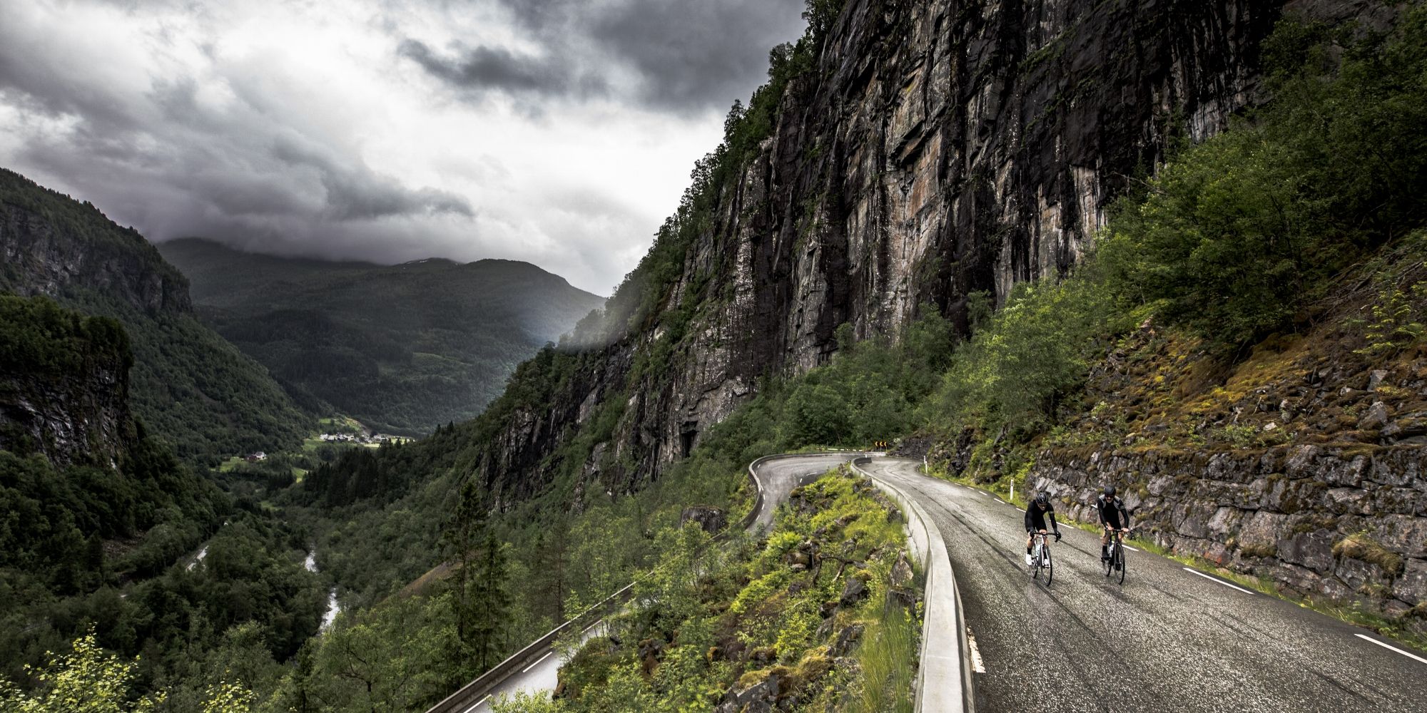 En gruppe cykelryttere i et hårnålesving i Fjord Norge