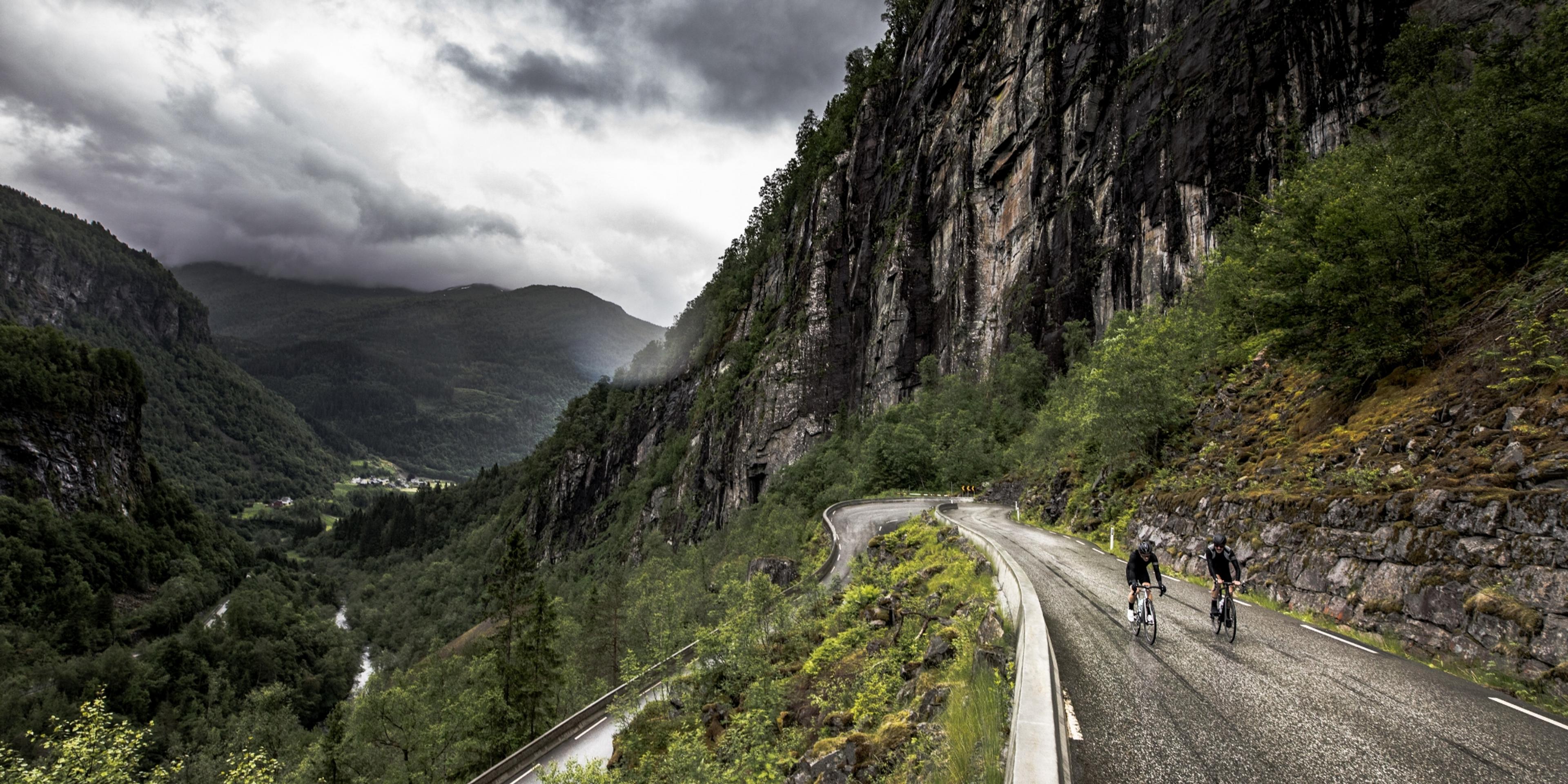 En gruppe cykelryttere i et hårnålesving i Fjord Norge