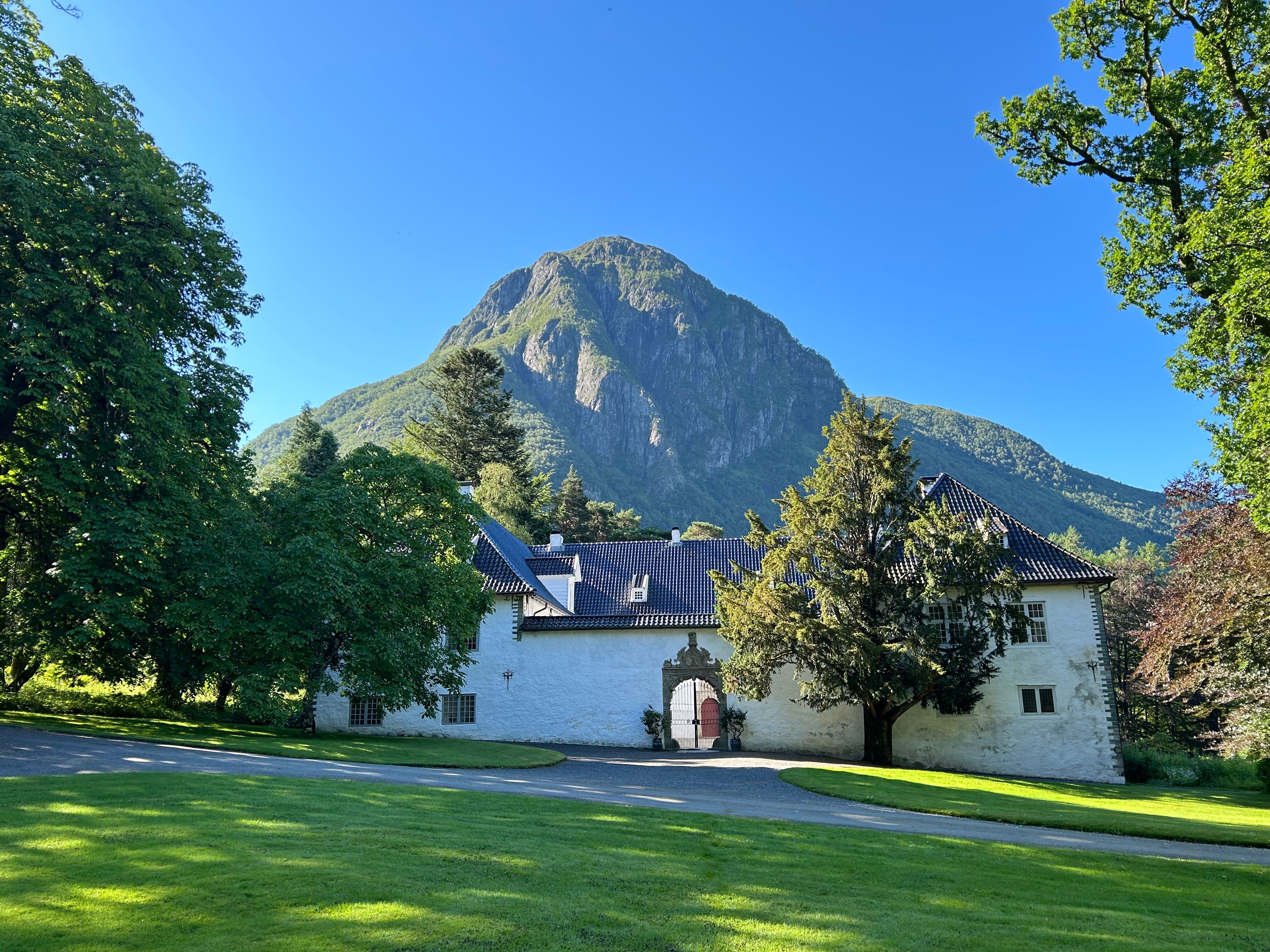 The castle gates of Baroniet with a mountain in the background