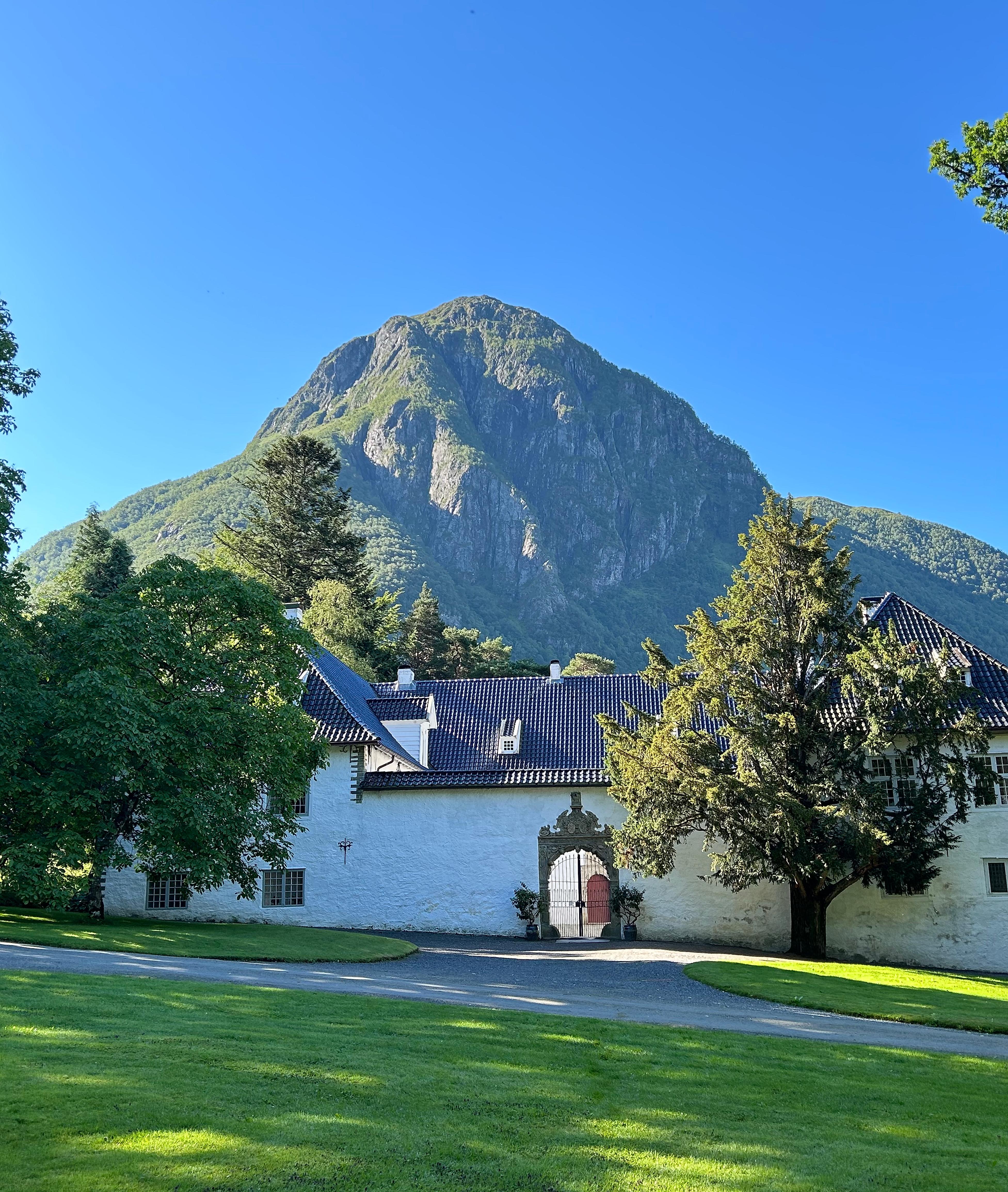 The castle gates of Baroniet with a mountain in the background