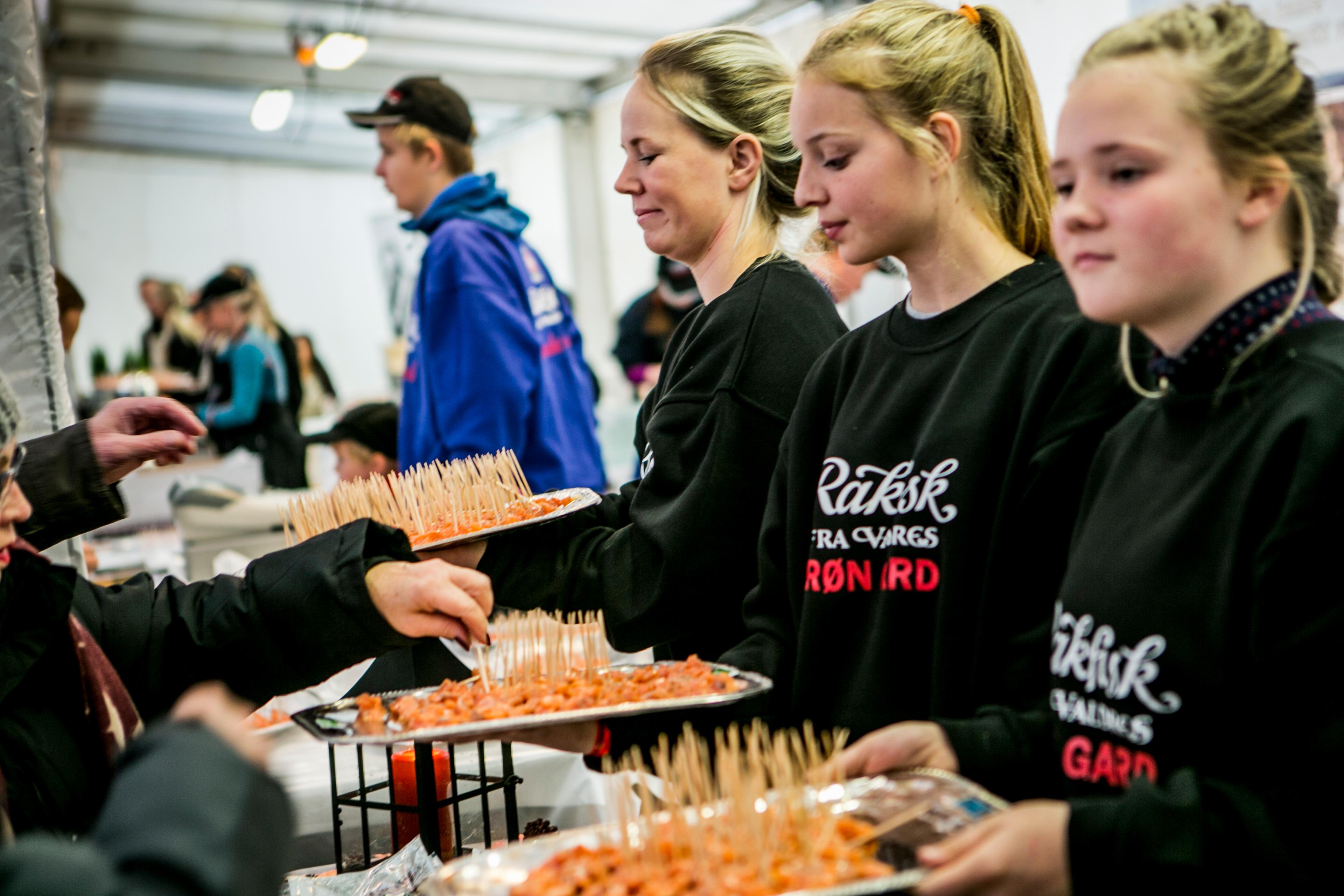 People getting to taste fish at Norsk rakfiskfestival in Fagernes