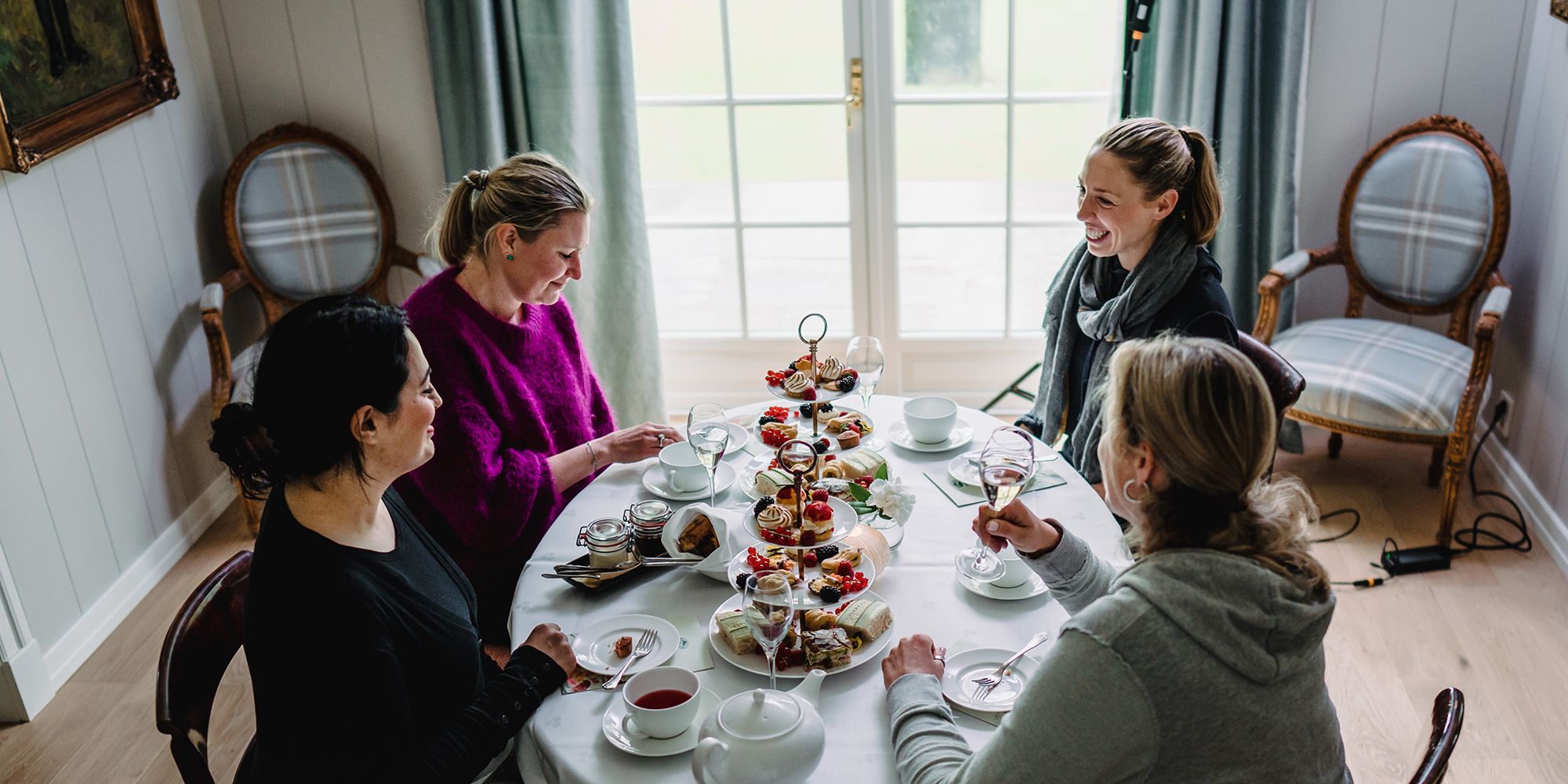 En gruppe kvinder nyder en kande te på Engø Gård i Tjøme, Østlandet i Norge