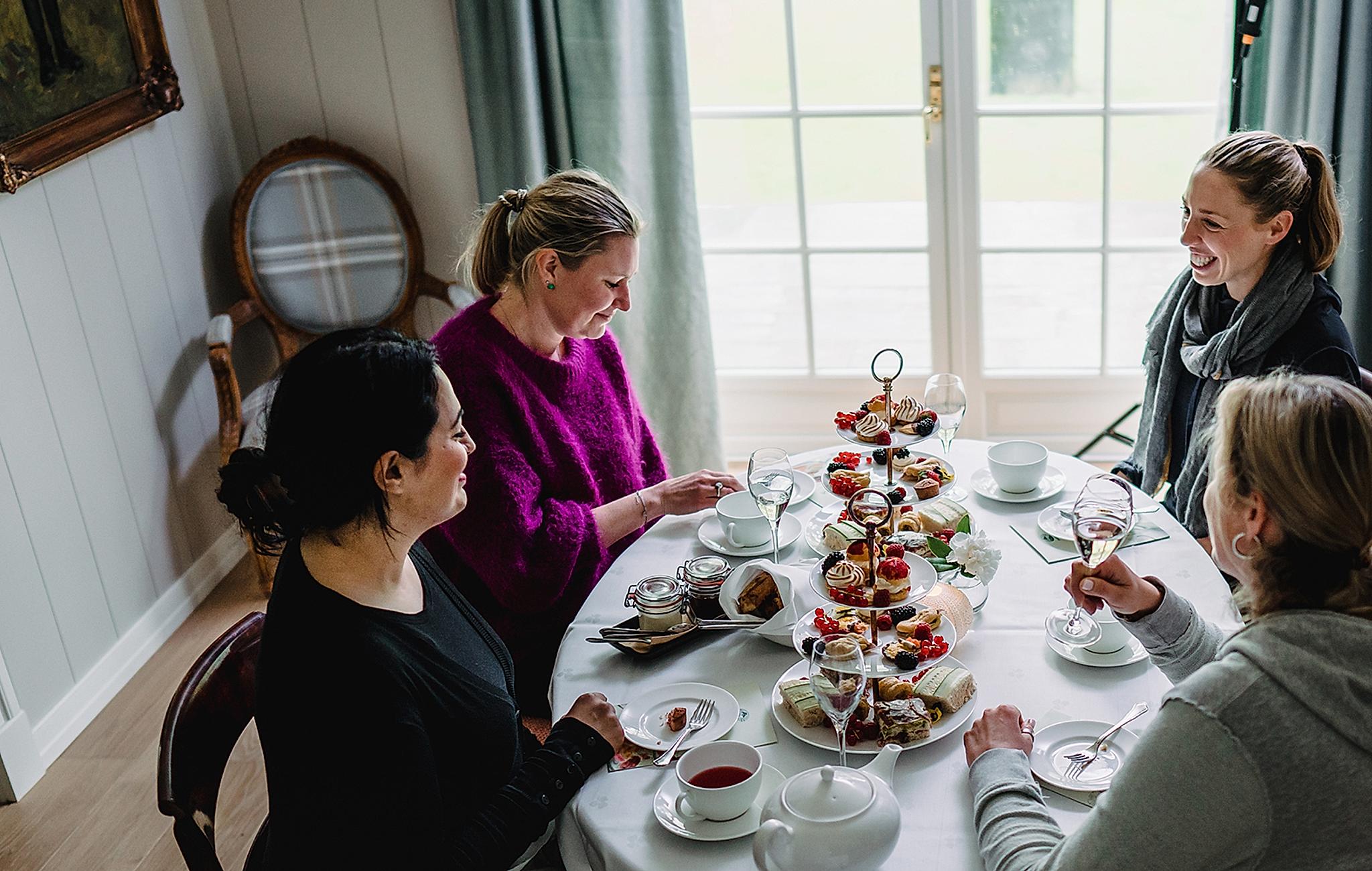 A group of women are enjoying afternoon tea at the high-end farm Engø gård in Tjøme, Eastern Norway