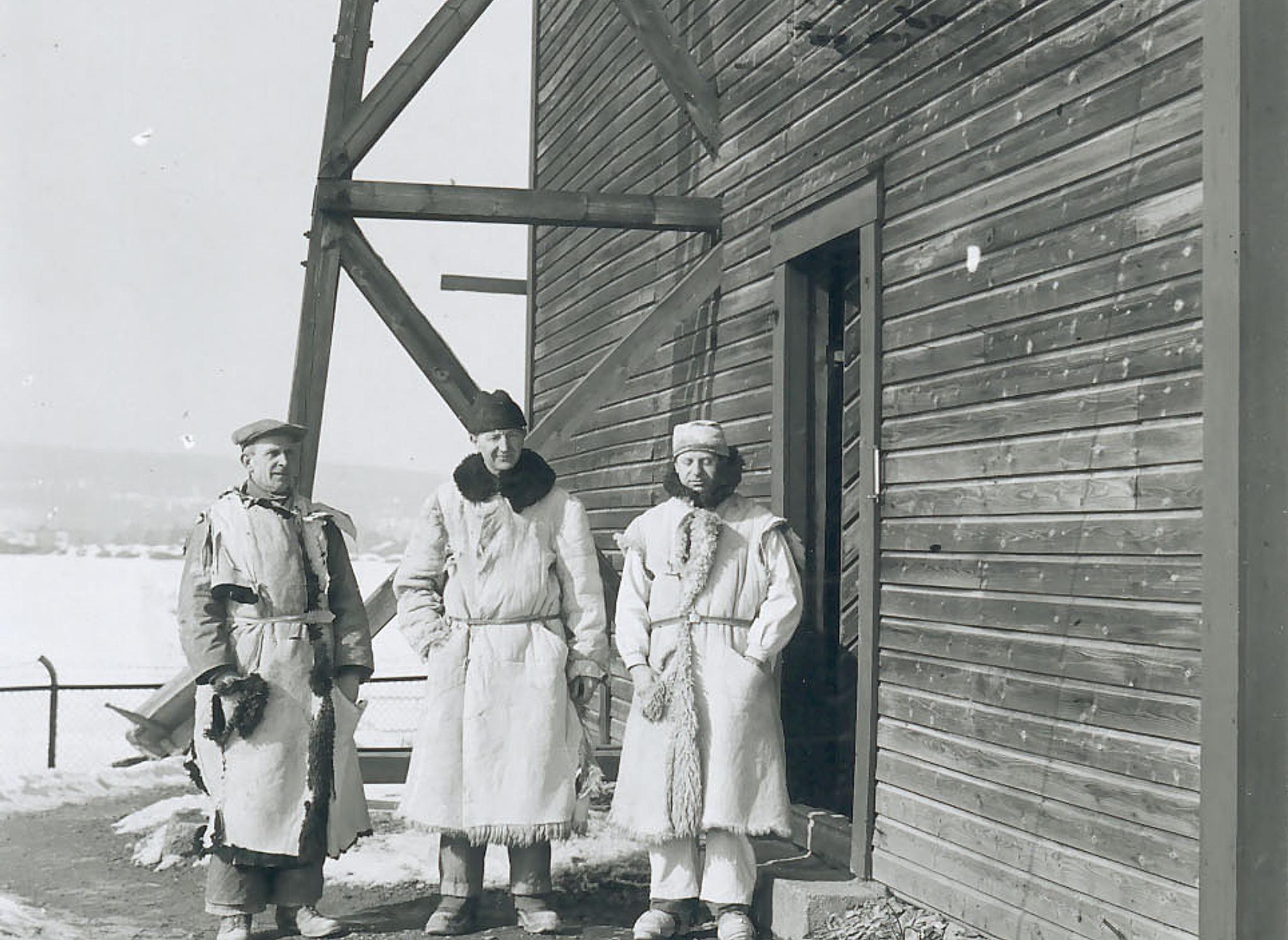 Gli scalpellini Ivar Broe, Nils Jönsson e Karl Kjær davanti al capanno