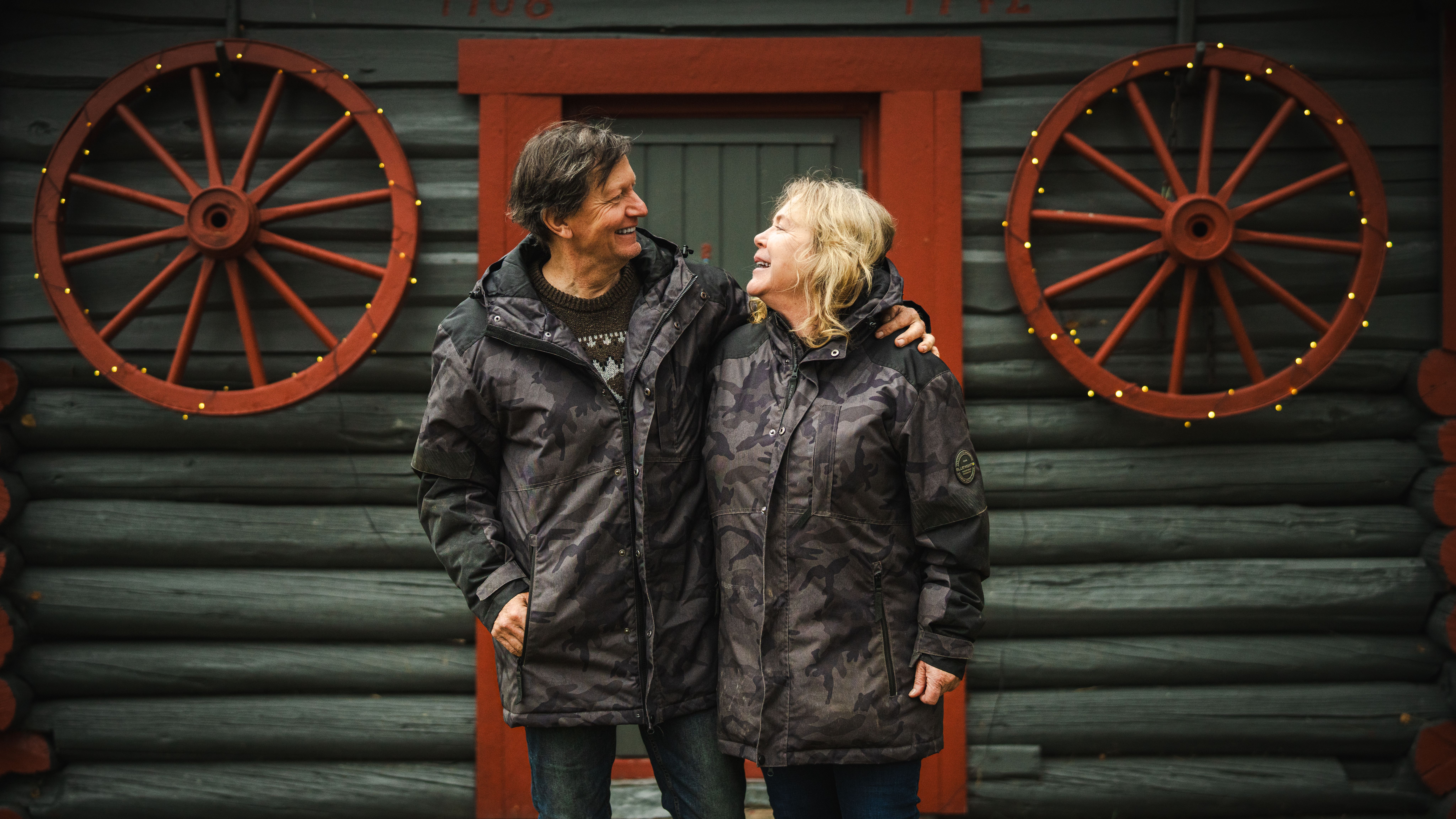 The couple that own Trysil Hestesenter, smiling at each other.