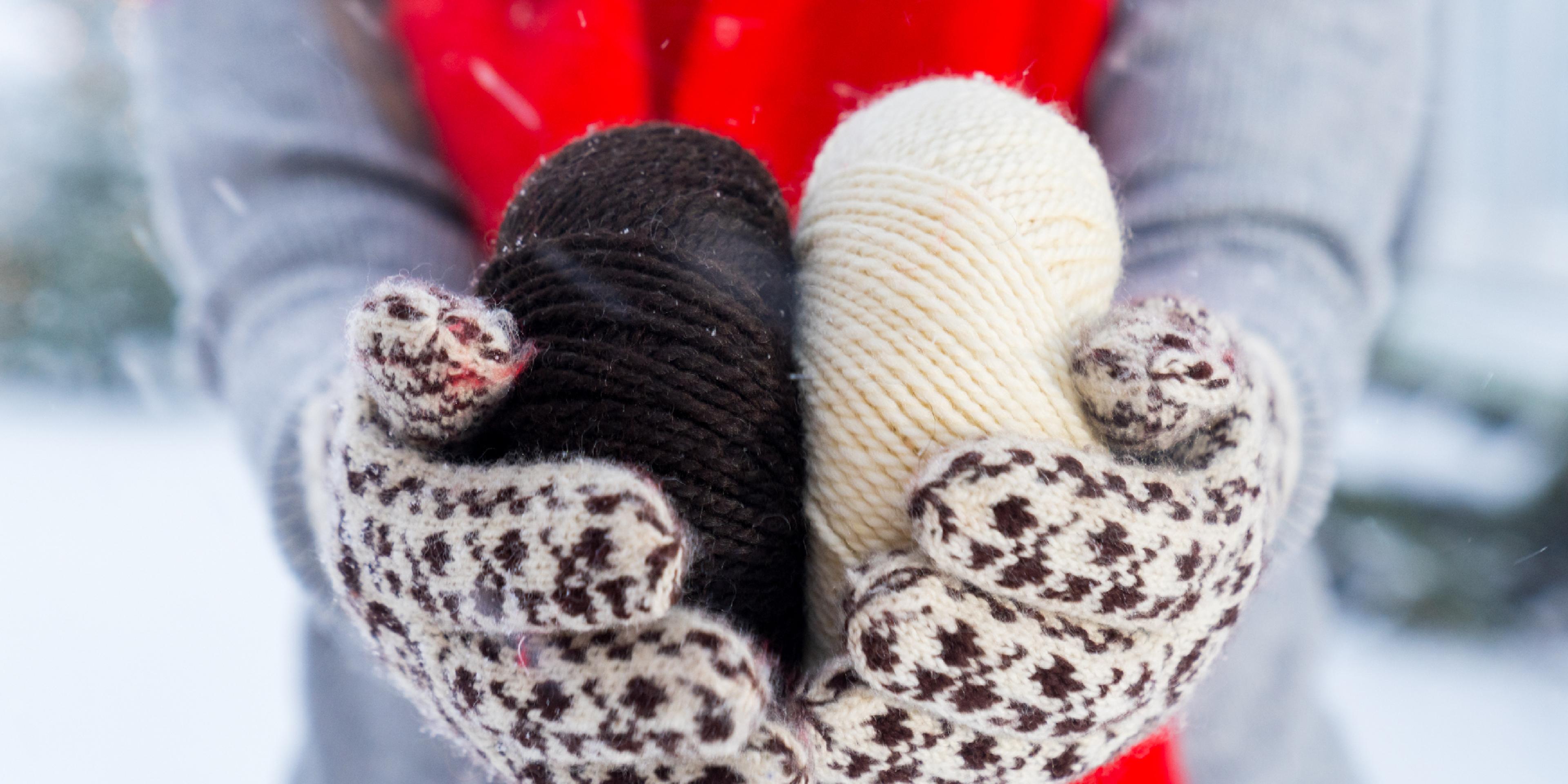 En kvinne holder garn som blir brukt til å lage Selbuvotter, Trøndelag, Norge.