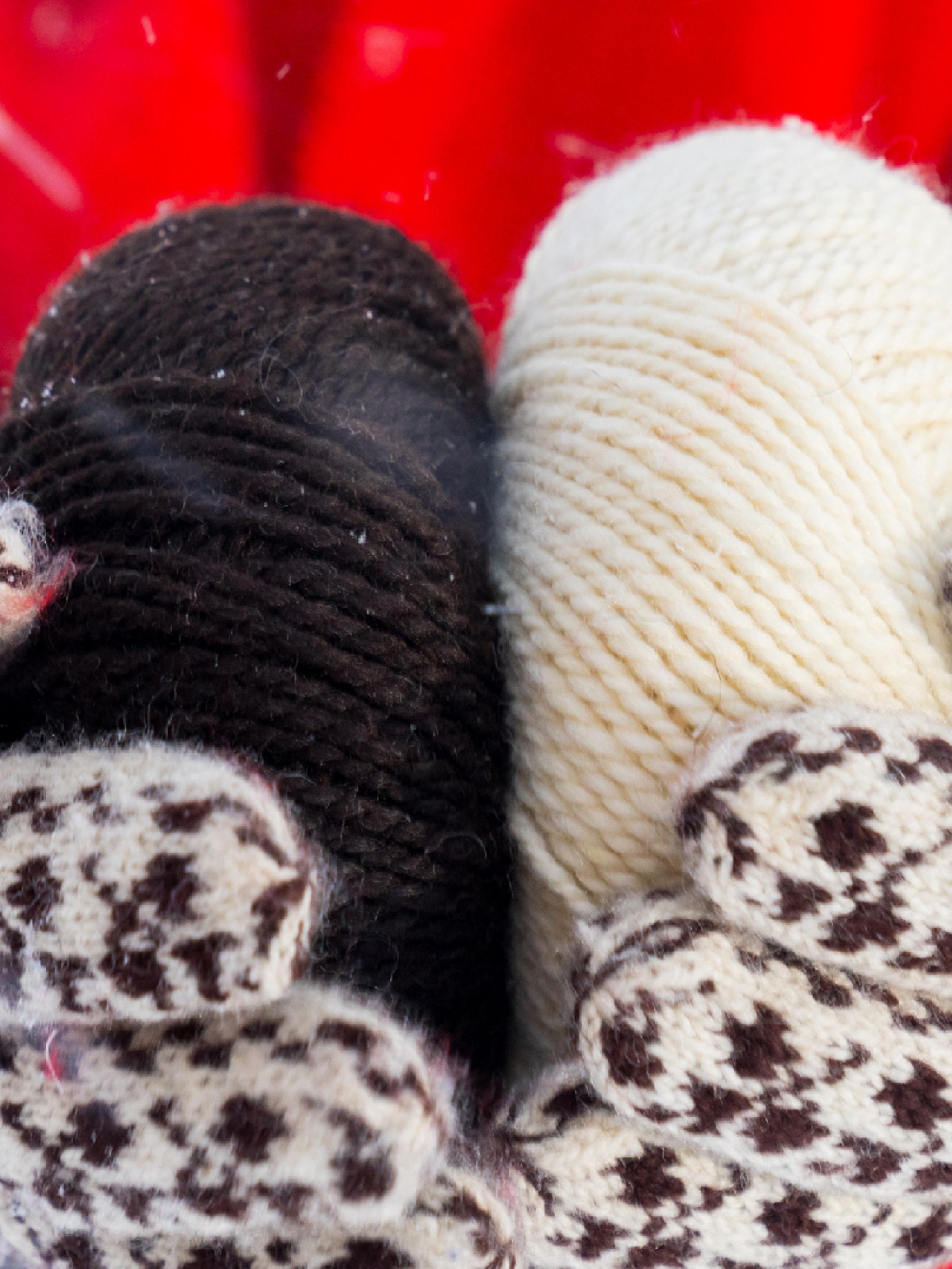 En kvinne holder garn som blir brukt til å lage Selbuvotter, Trøndelag, Norge.