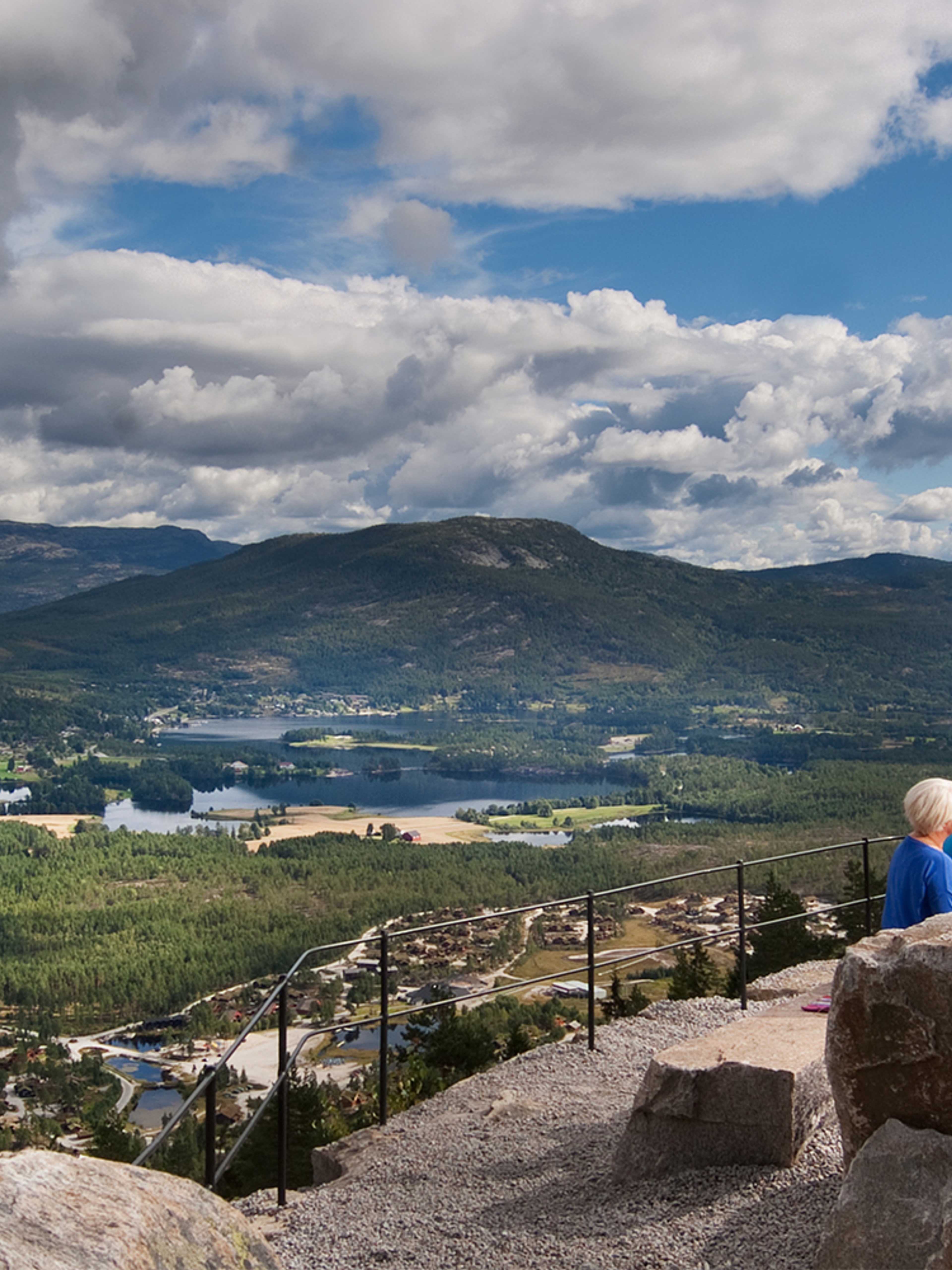 Four people having a picnic at a viewpoint in Vrådal