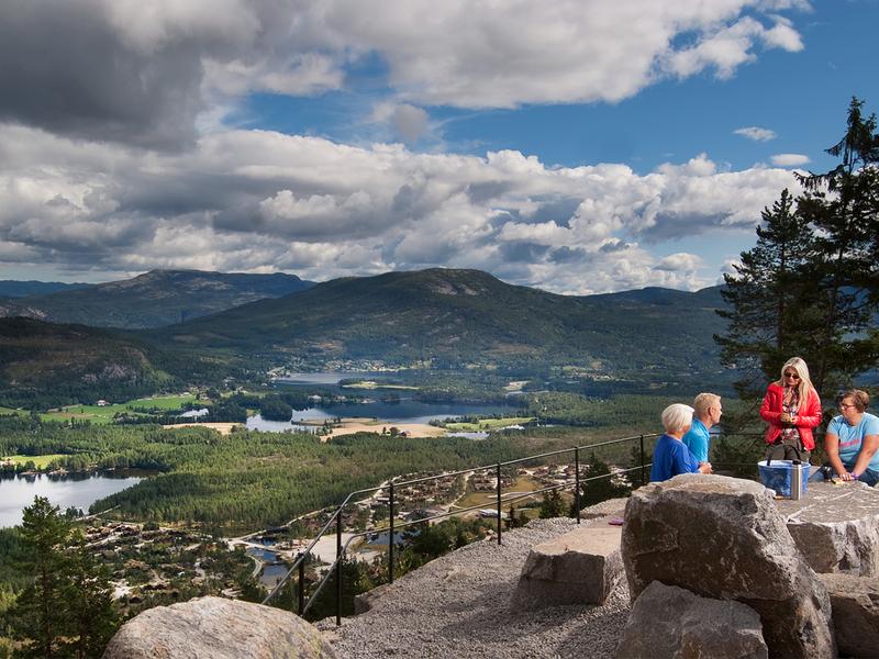 Four people having a picnic at a viewpoint in Vrådal