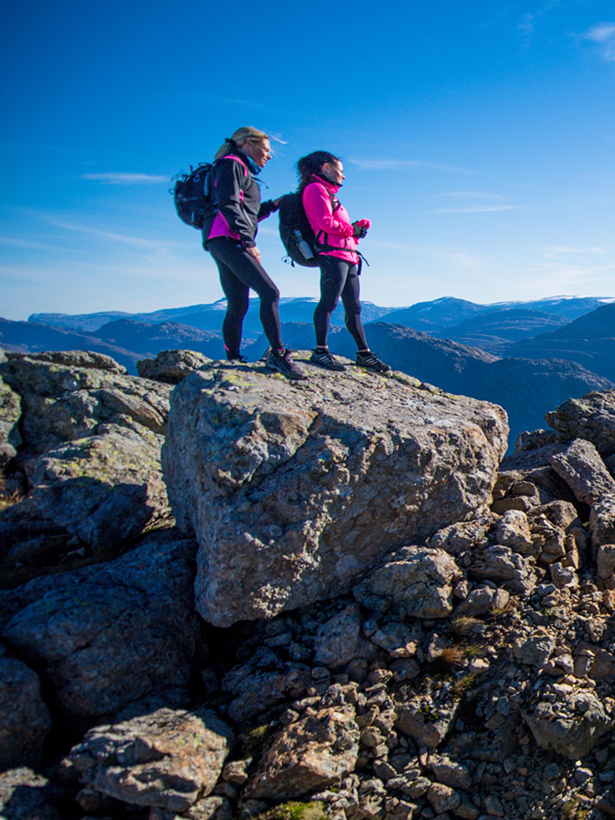 To mennesker på Hornelen i Bremanger i Norge en sommerdag