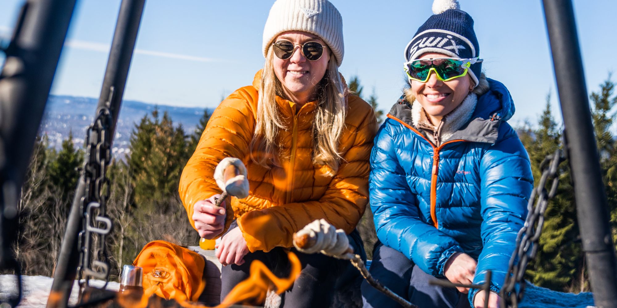 Personer lager pinnebrød på bålet ute i skogen, Grefsenkollen