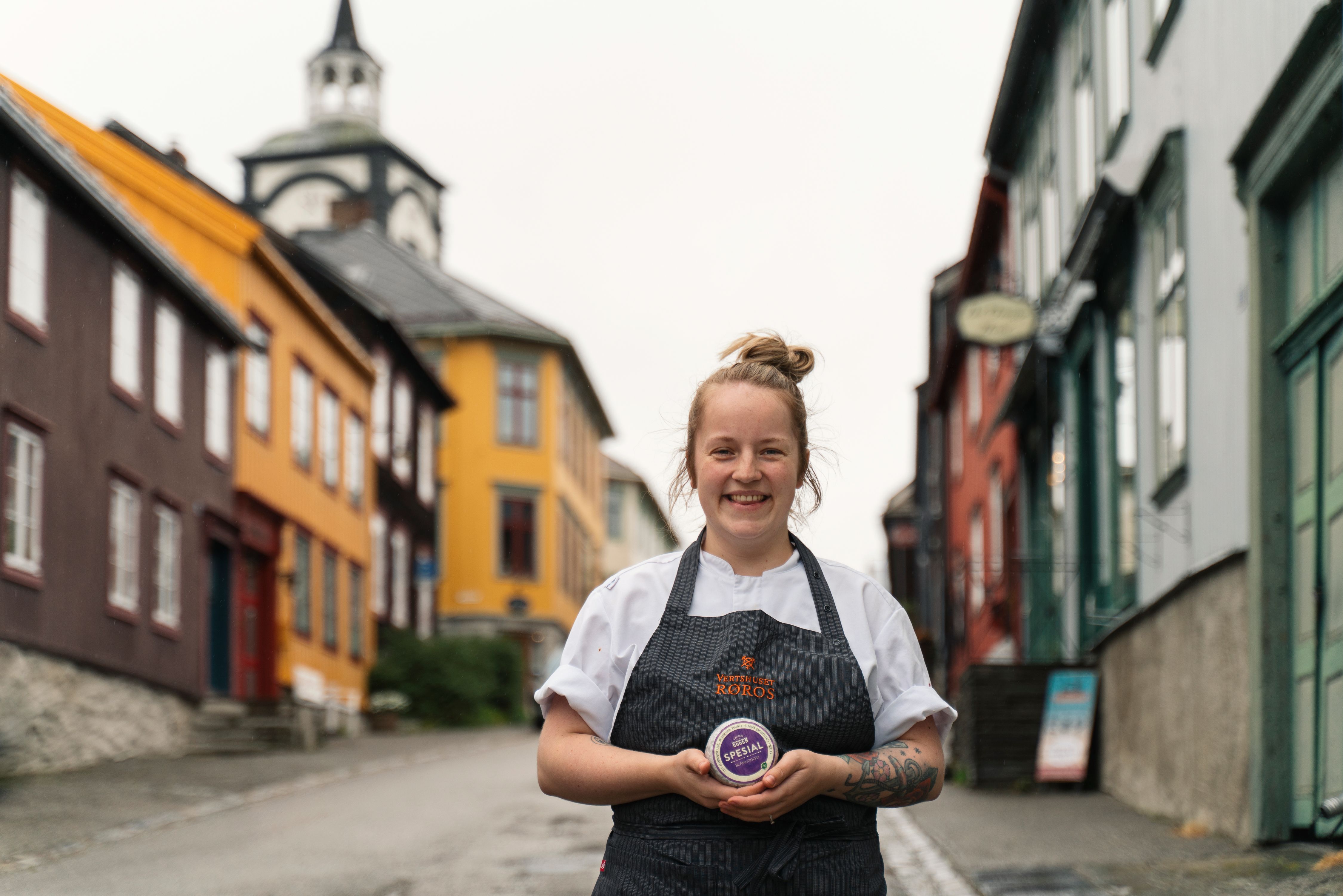 A woman posing with cheese from the cheese factory in Røros, Trøndelag