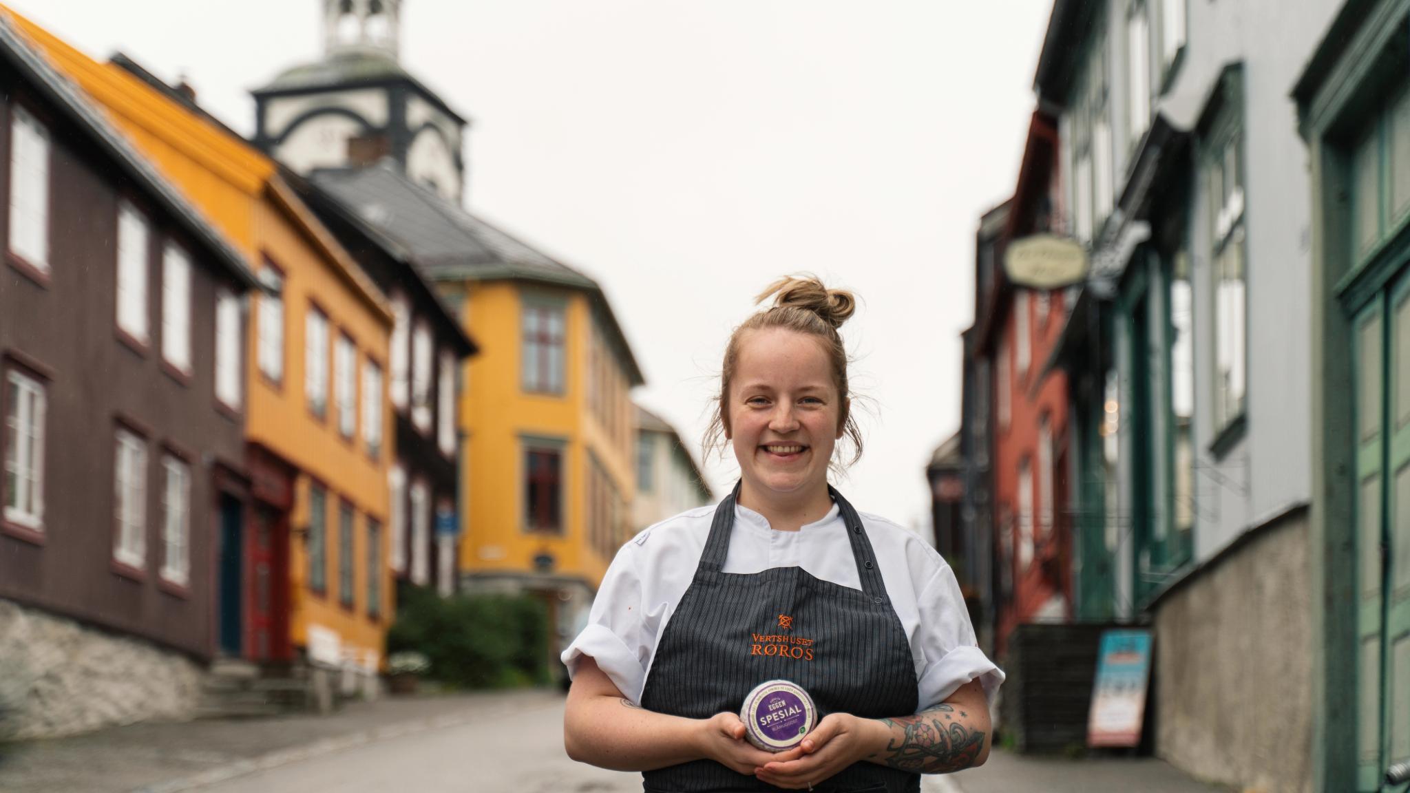 A woman posing with cheese from the cheese factory in Røros, Trøndelag