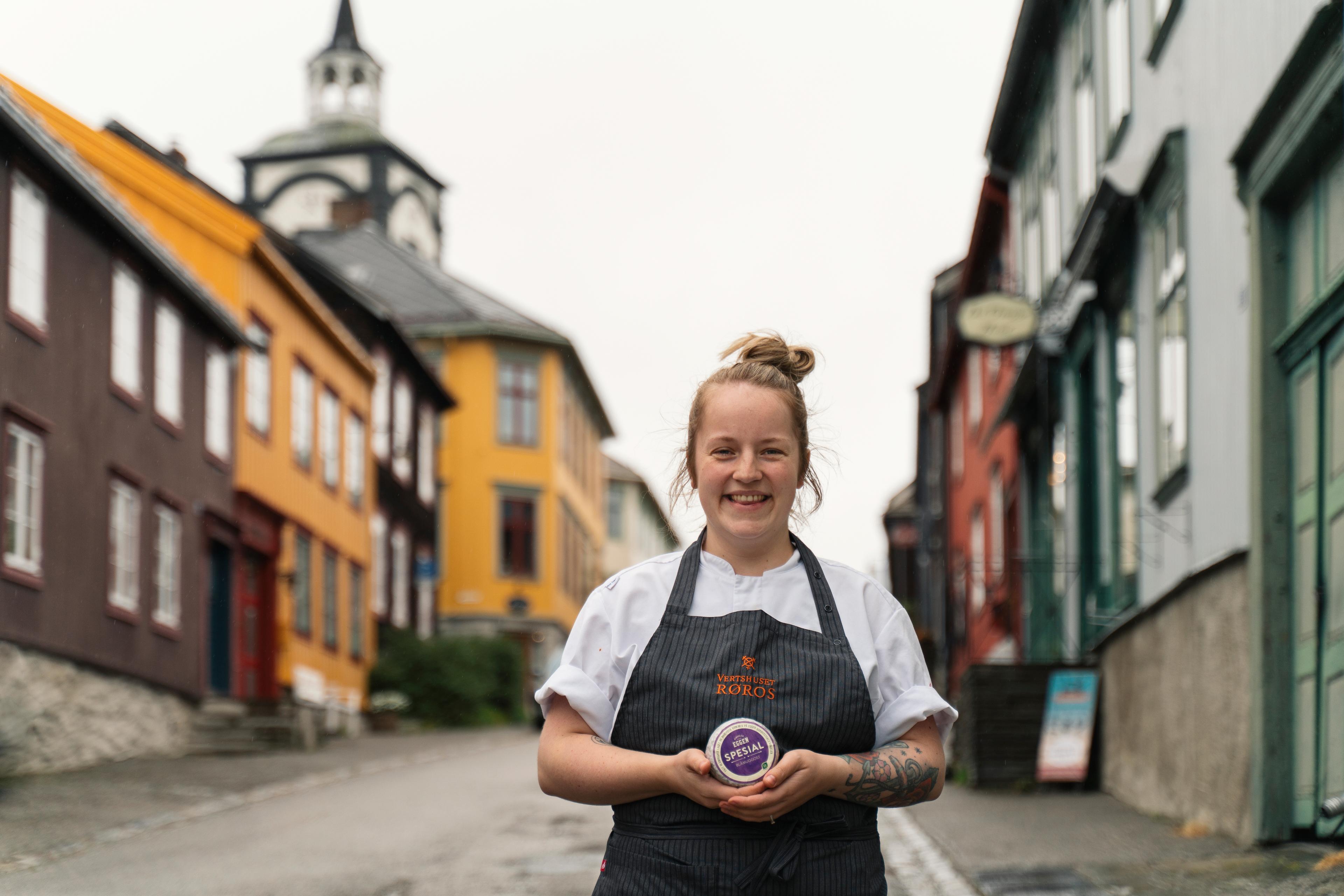 A woman posing with cheese from the cheese factory in Røros, Trøndelag