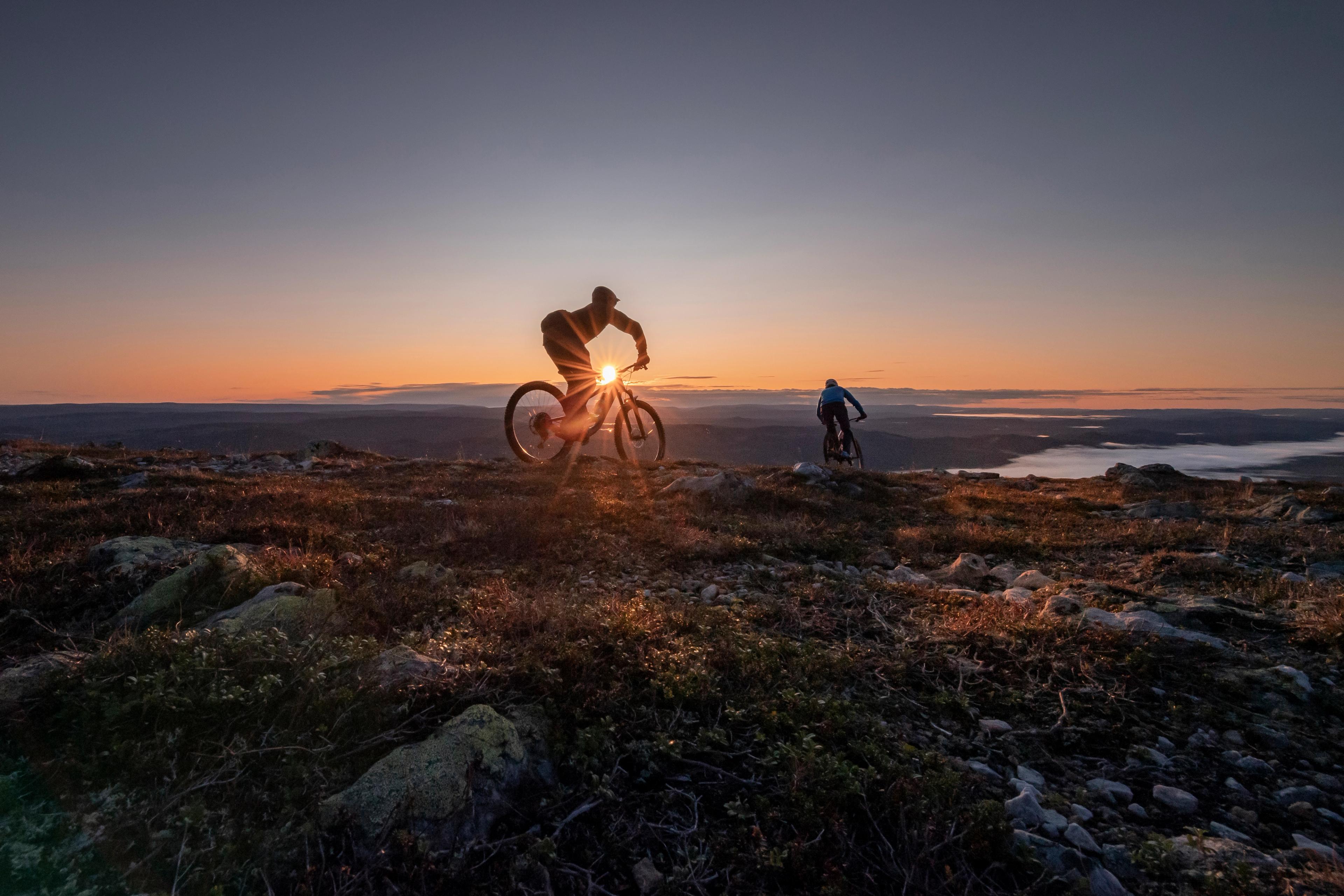 Two people biking in sunset in Trysil