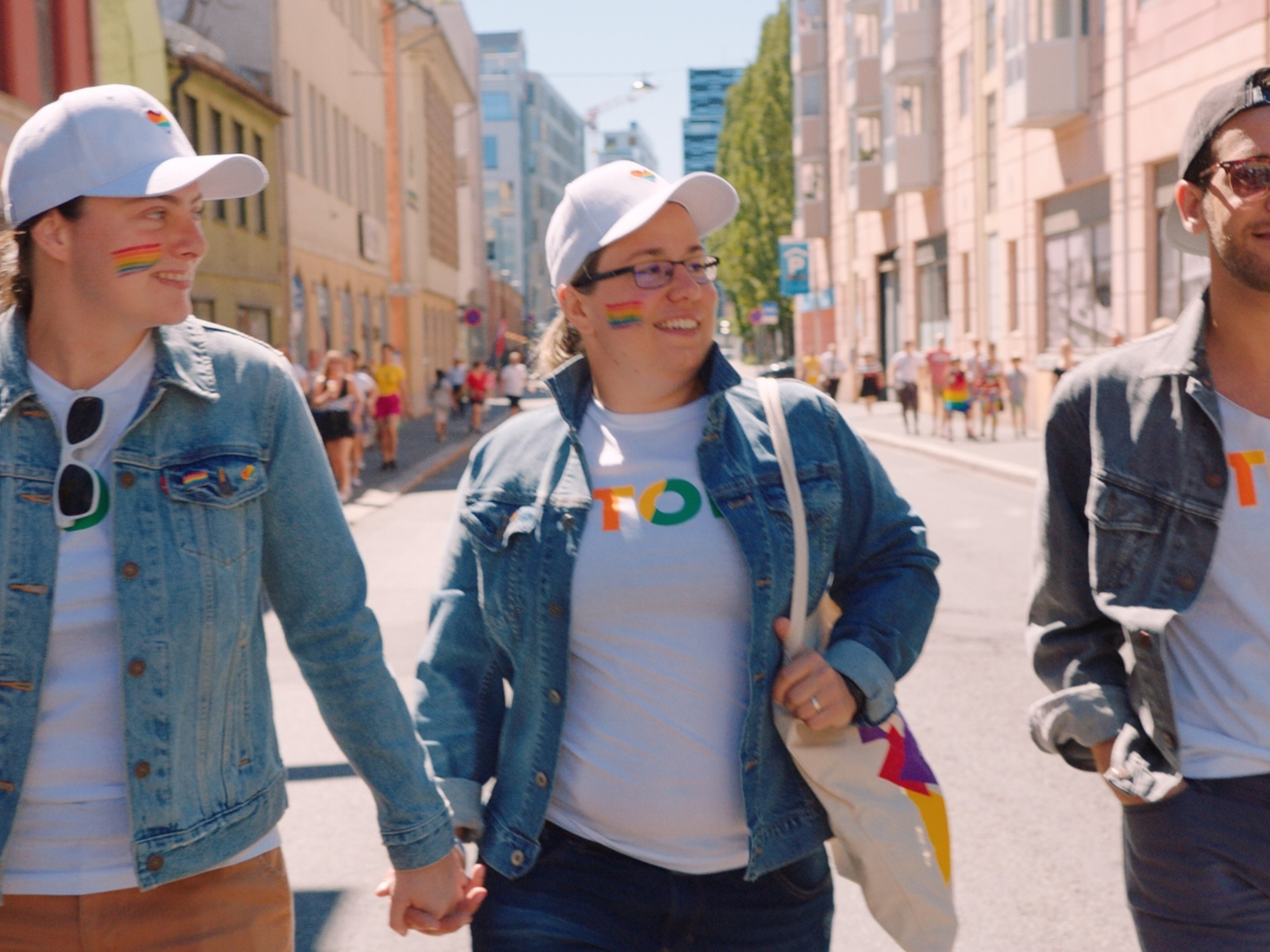 Anna, Klára og Kadir på Oslo Pride