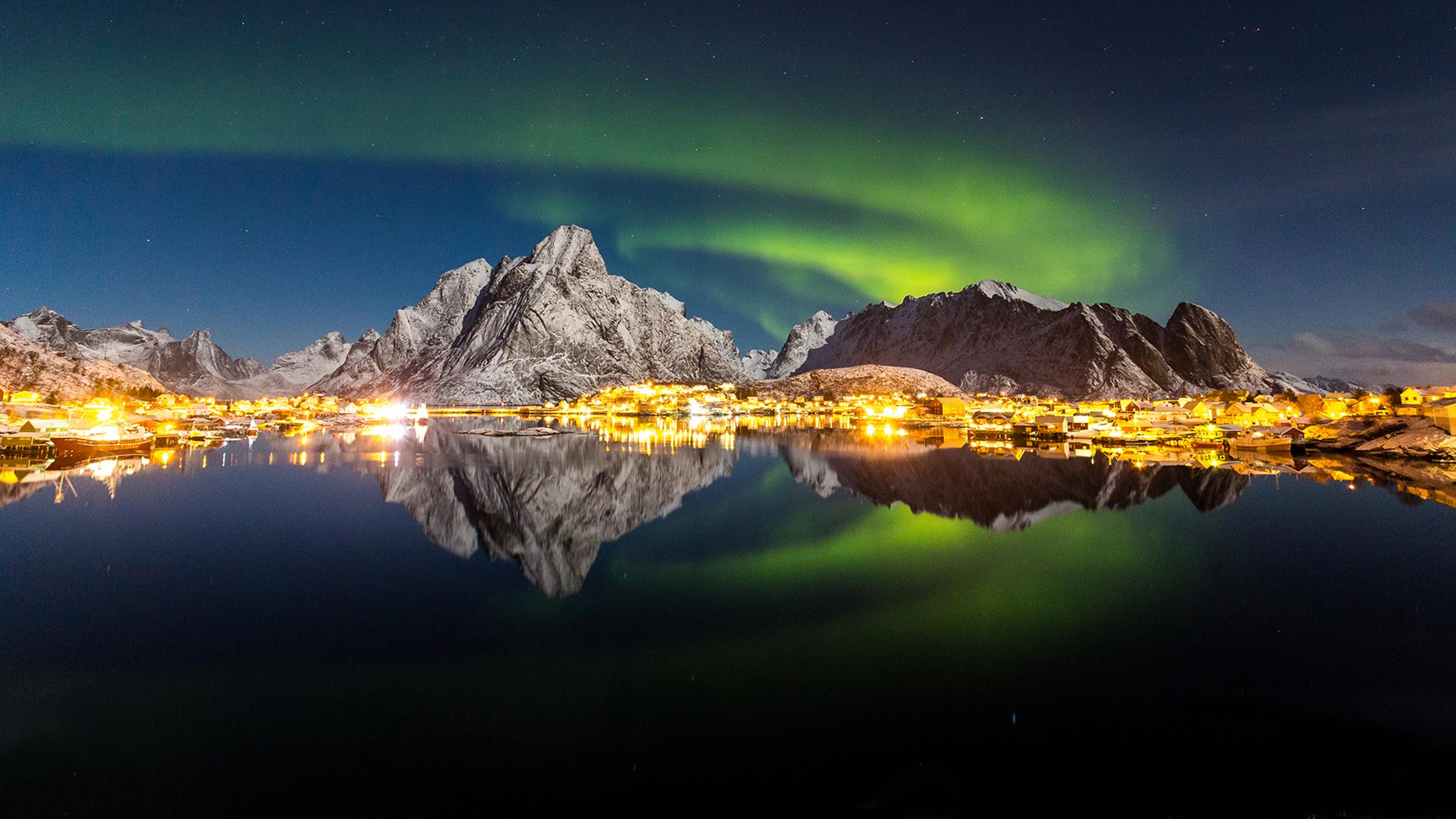 Northern lights over Reine in Lofoten