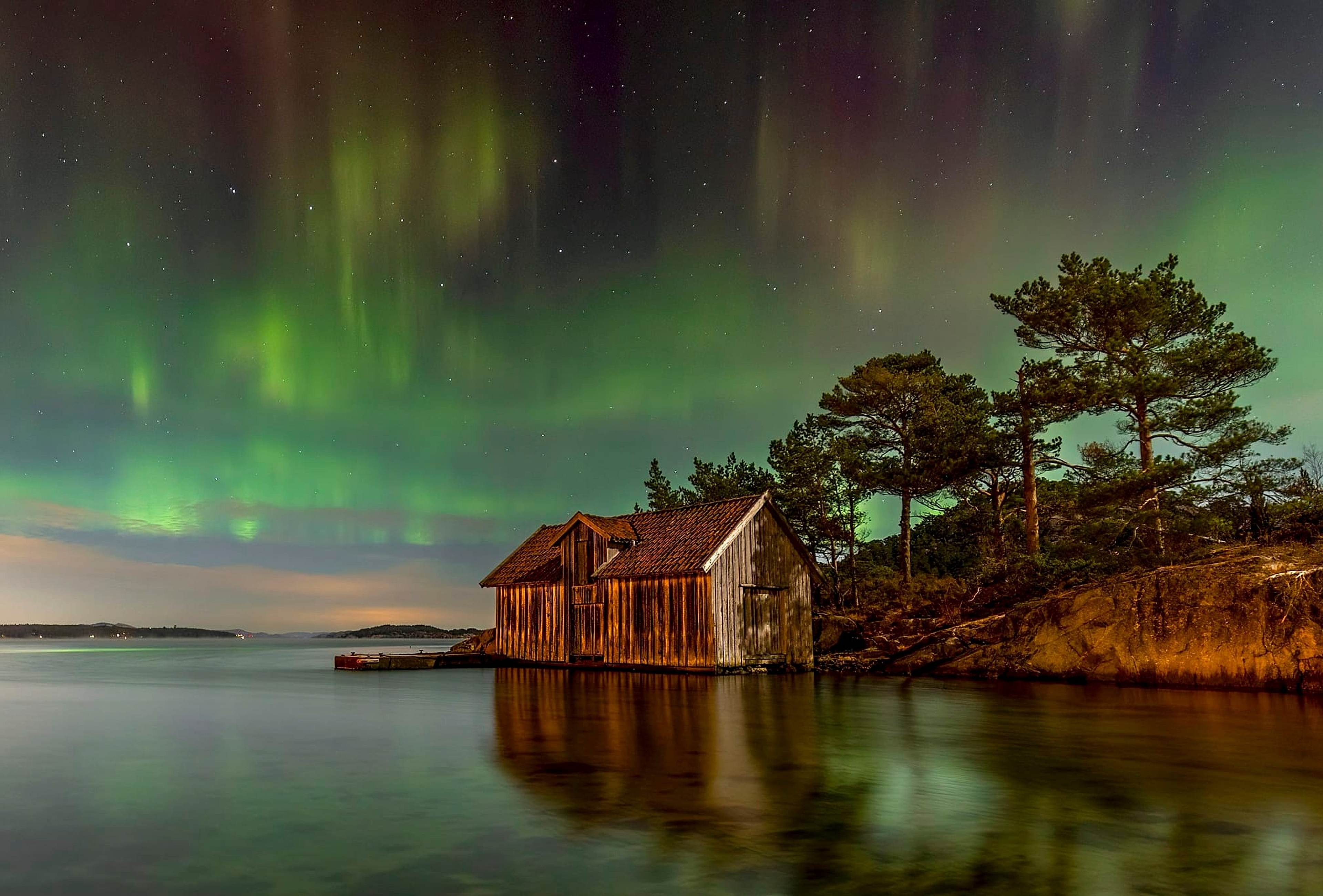 Northern lights over Lauvåsvågen, Stavanger