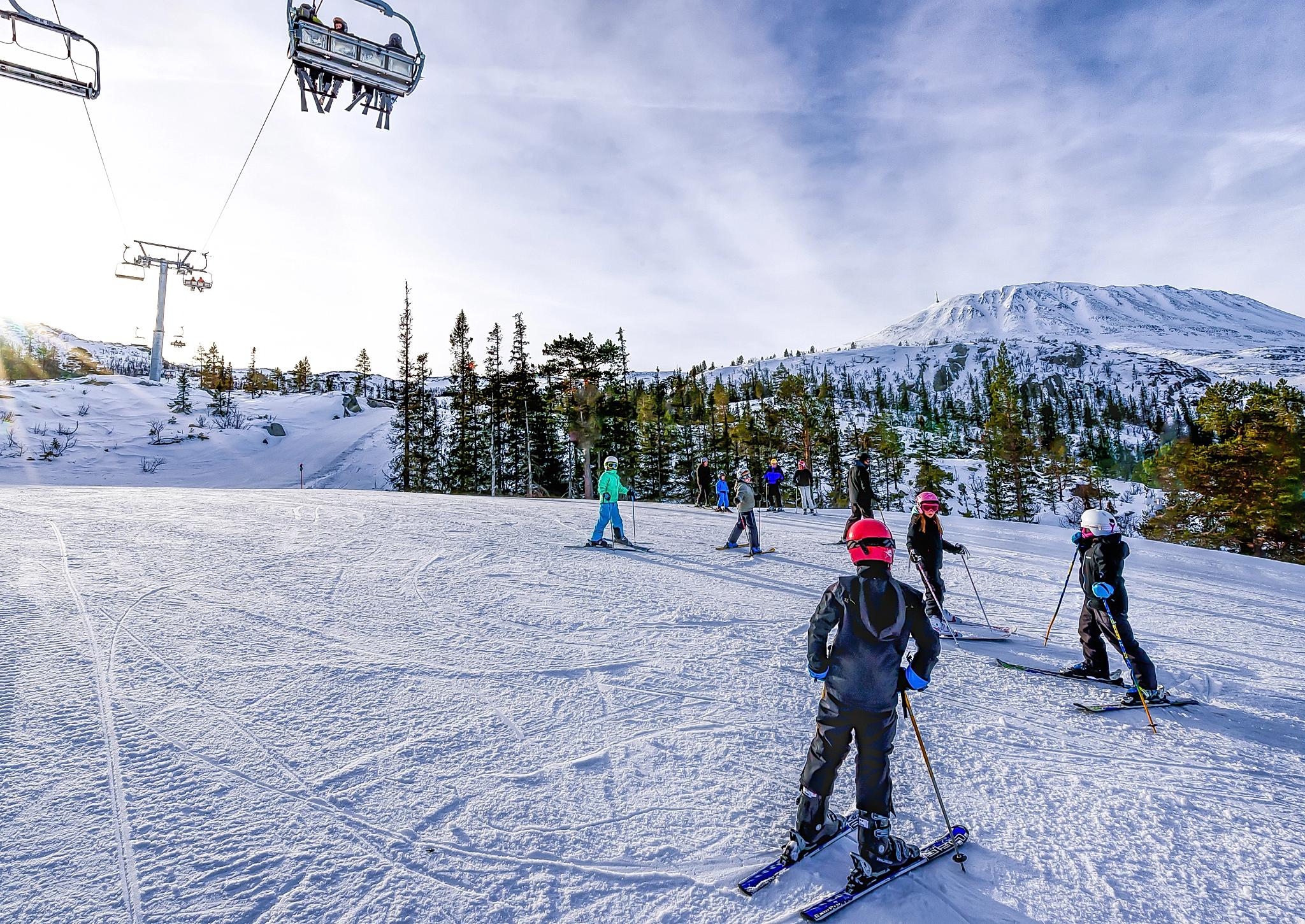 Folk i slalombakken på Gaustablikk i Telemark