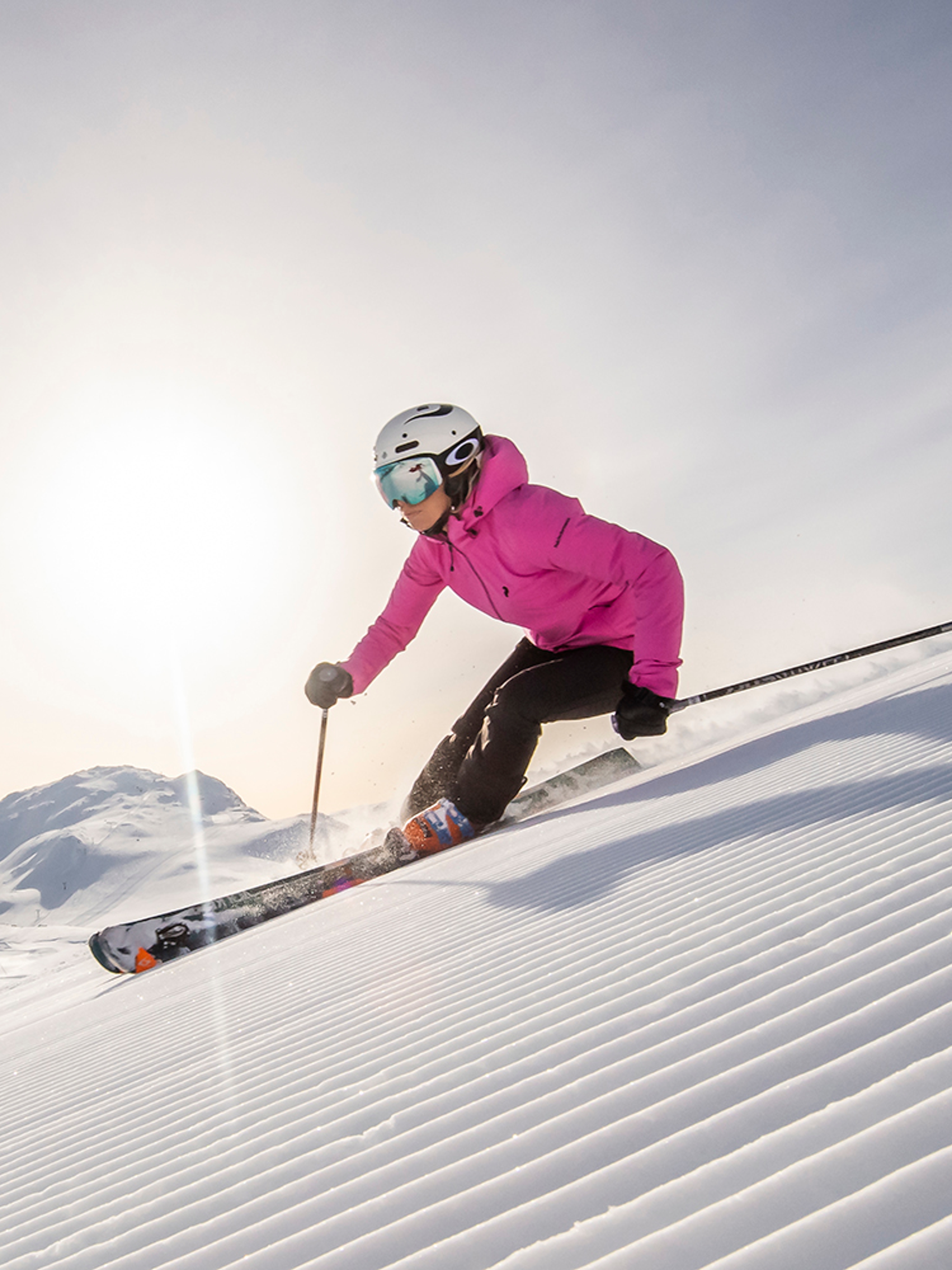 En dame står på ski ned en slalåmbakke i Hemsedal på Østlandet