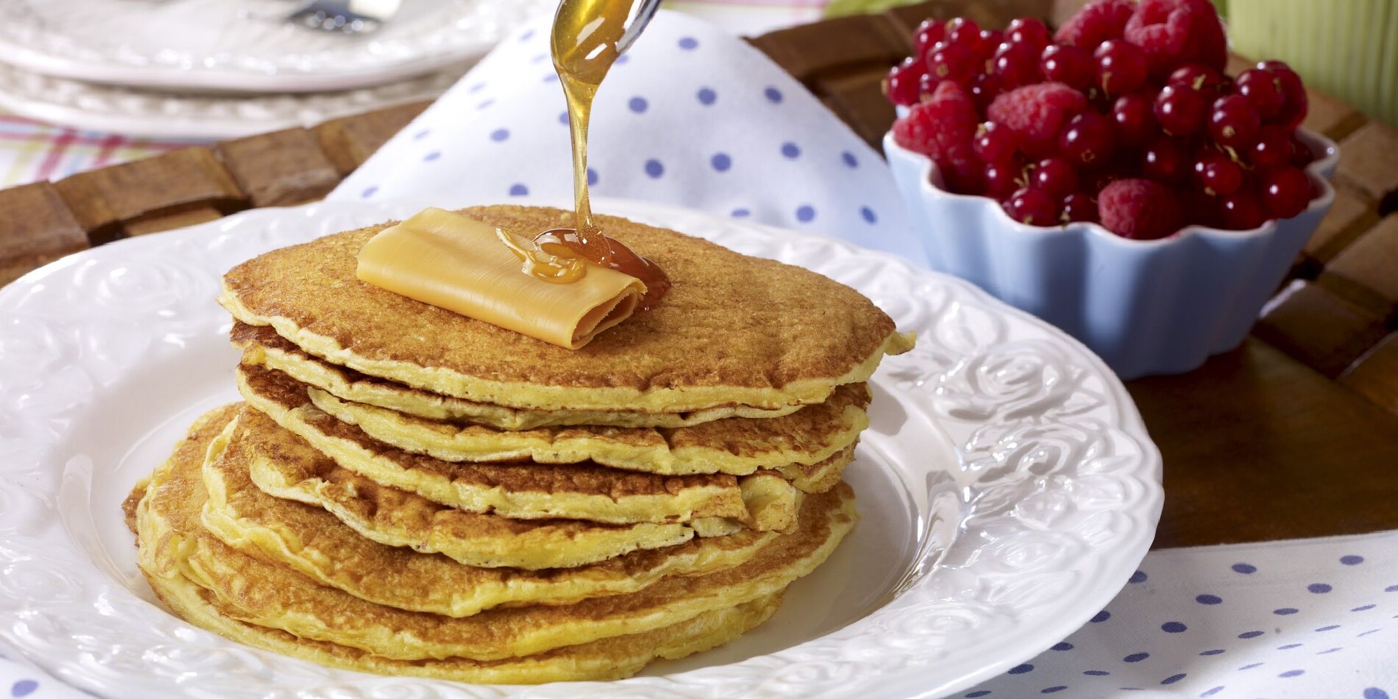 Norwegian sveler on a plate, with brown cheese and berries.
