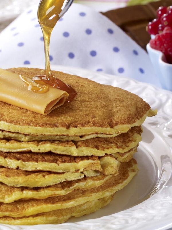 Norwegian sveler on a plate, with brown cheese and berries.