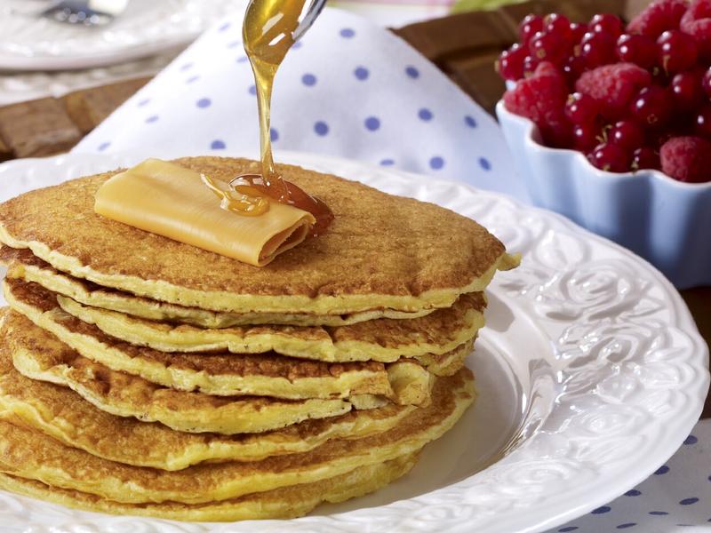 Norwegian sveler on a plate, with brown cheese and berries.