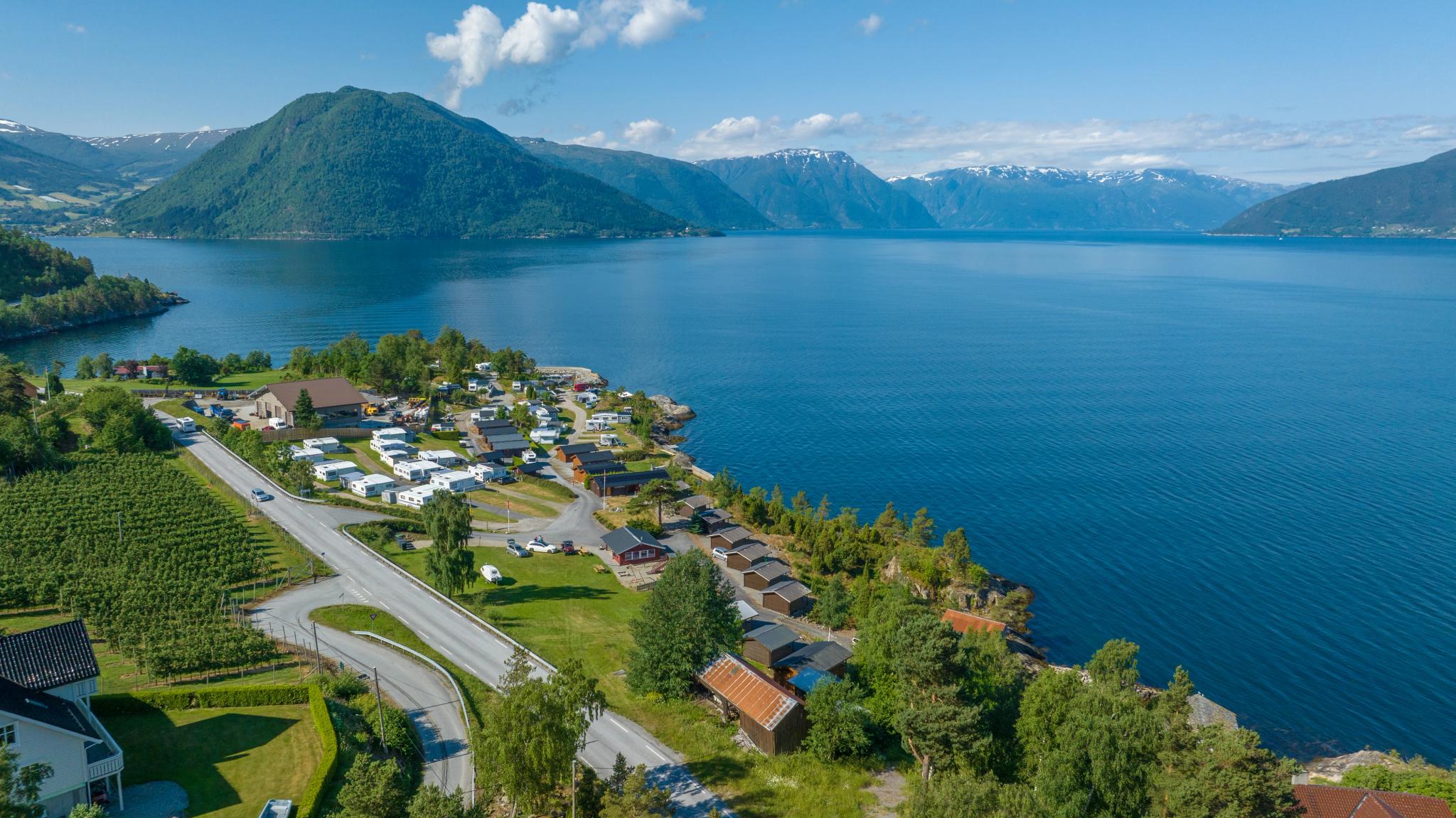 Dronebilde av Djuvik camping i Sognefjord
