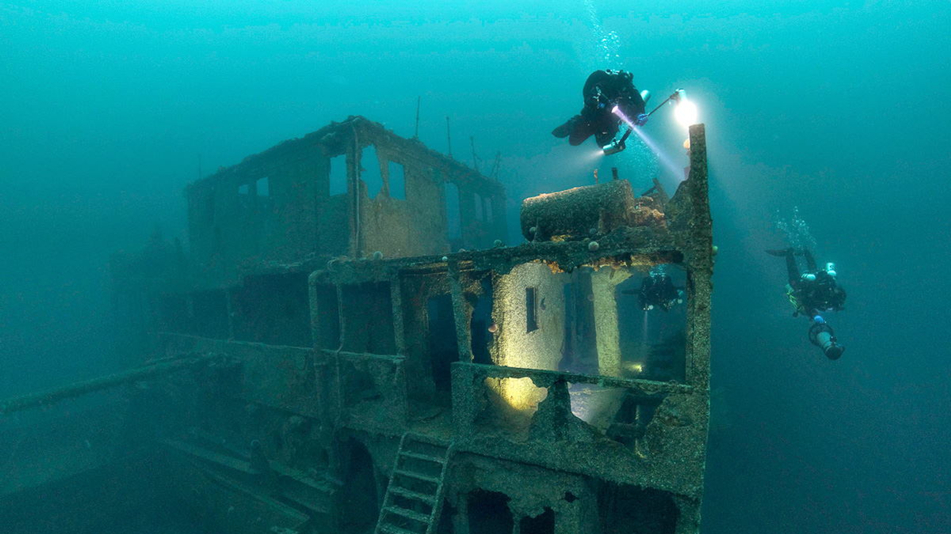 People scuba diving to the Frankenwald wreck in Gulen in Fjord Norway