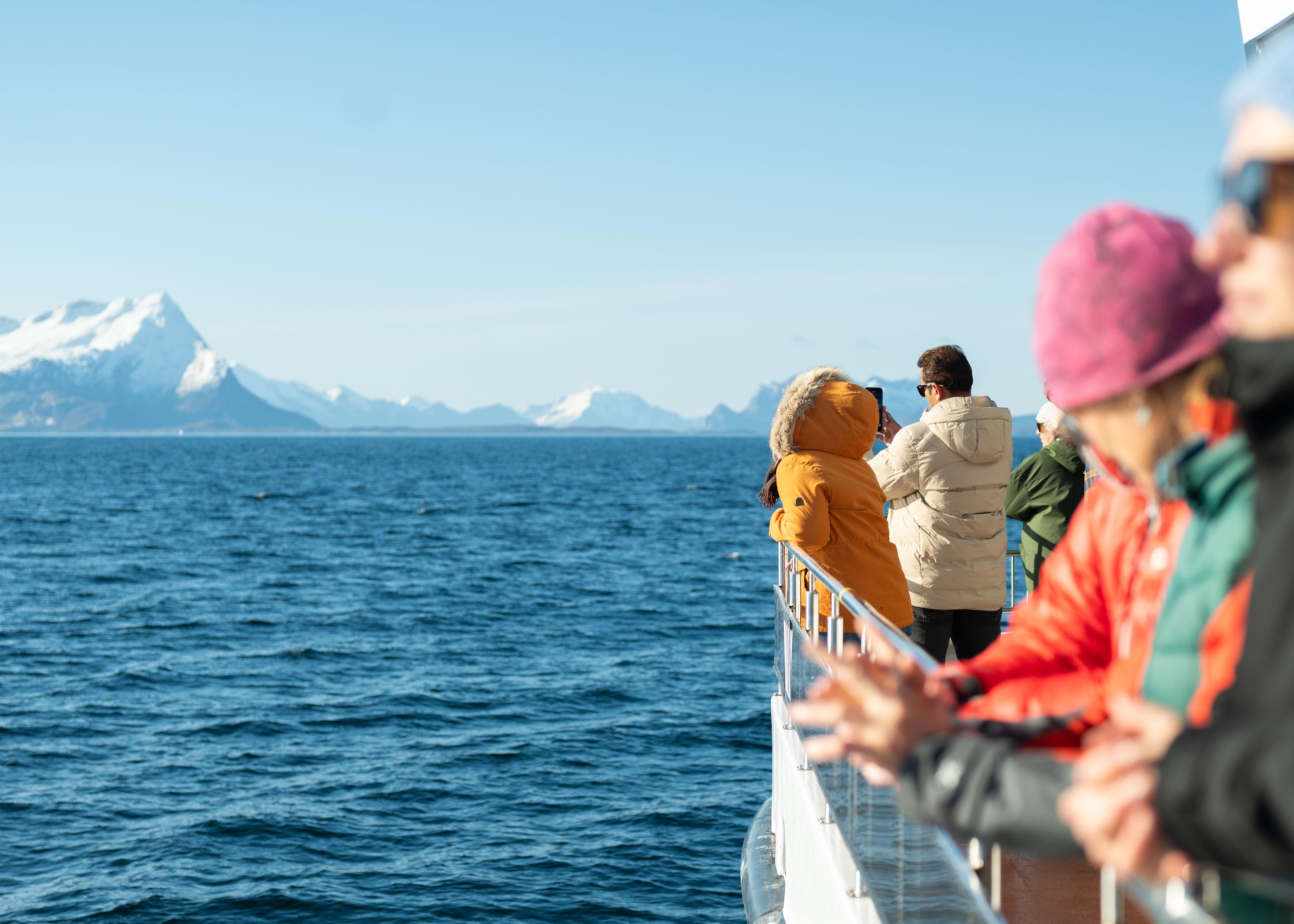 People standing on the cruice boat Brim Explorer on the way to Beiarn.