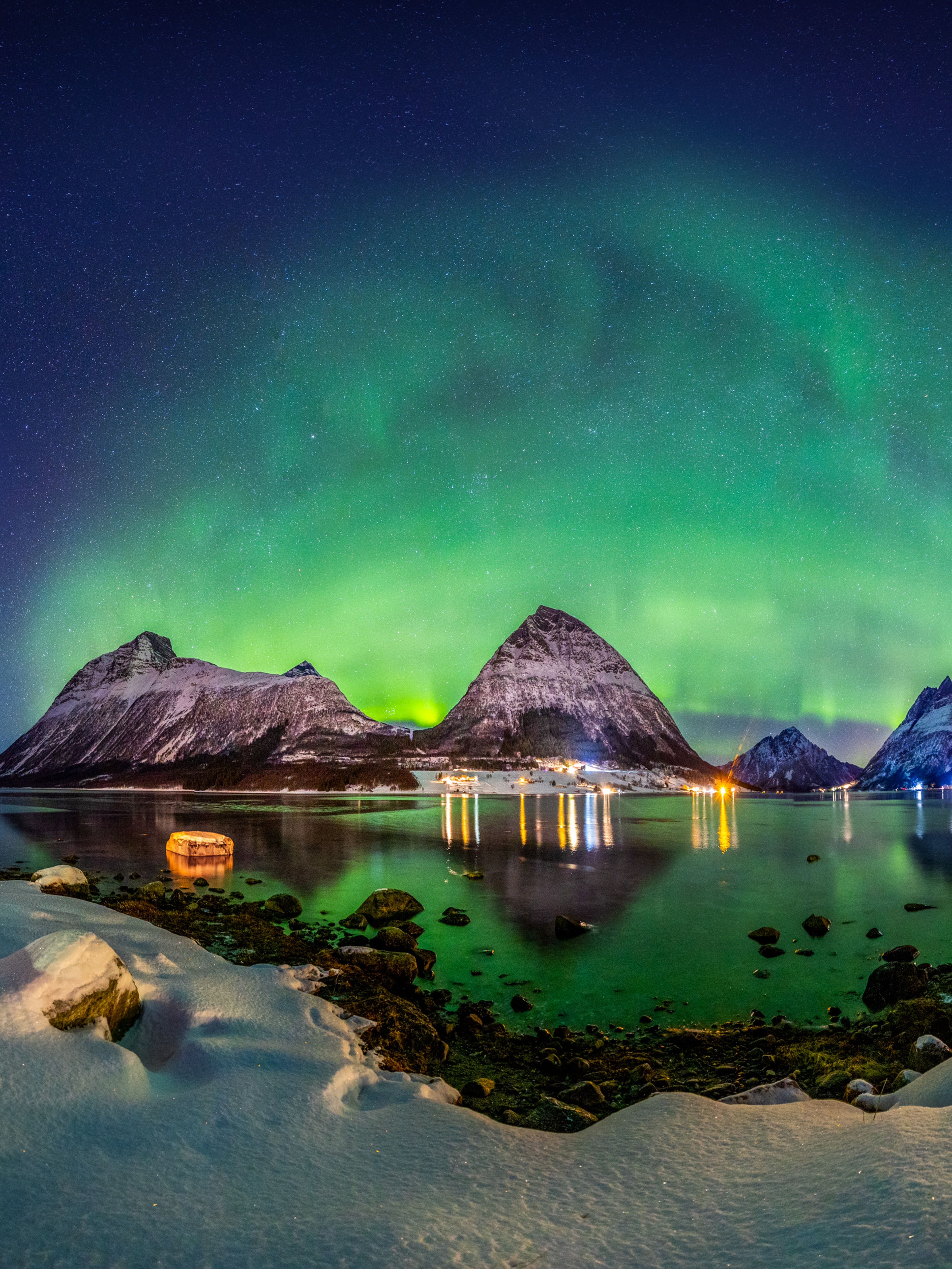 Northern light over Aldra in Aldersundet - Helgeland