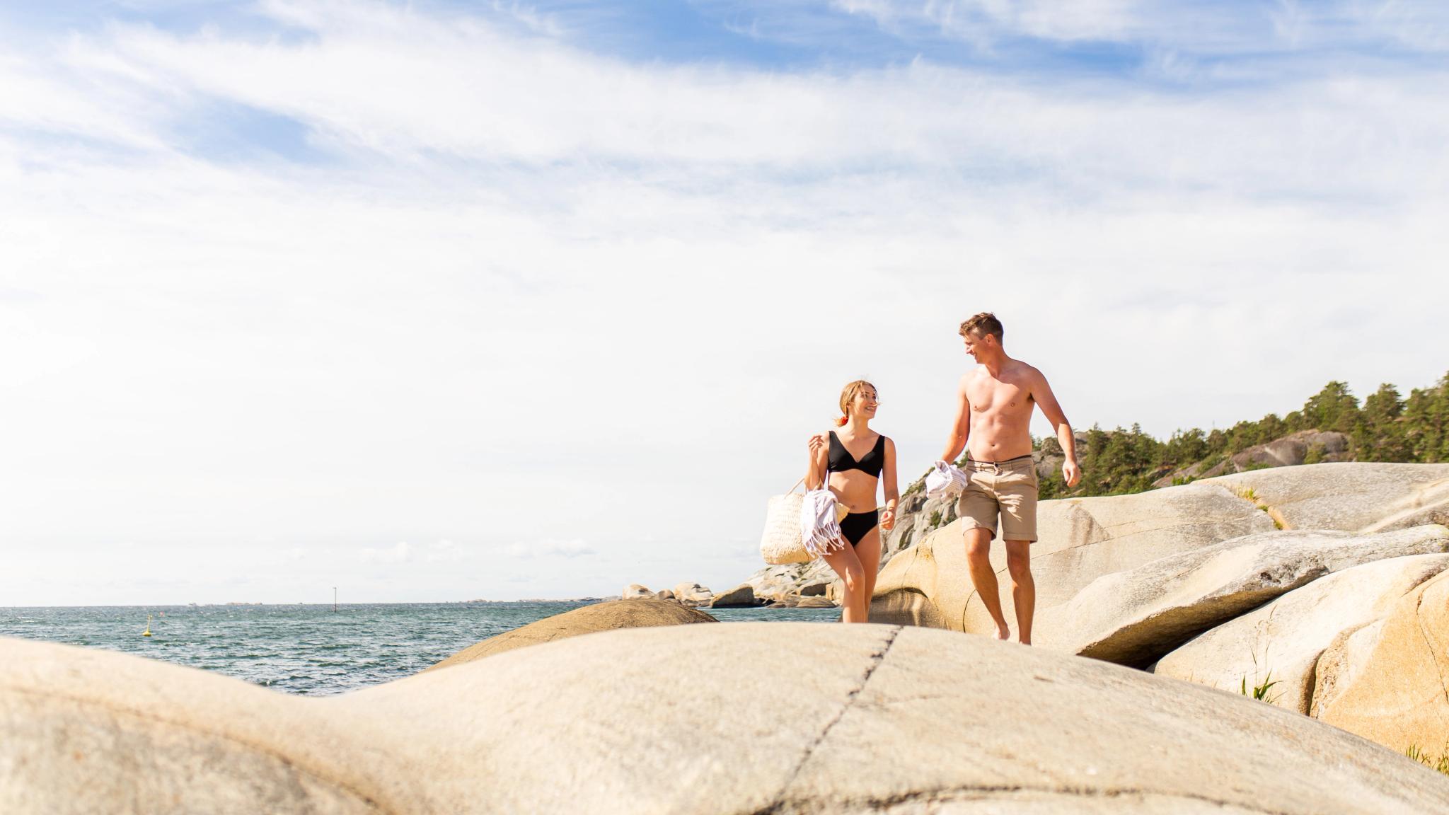 Ett par som njuter av sommaren vid Ula strand i Larvik