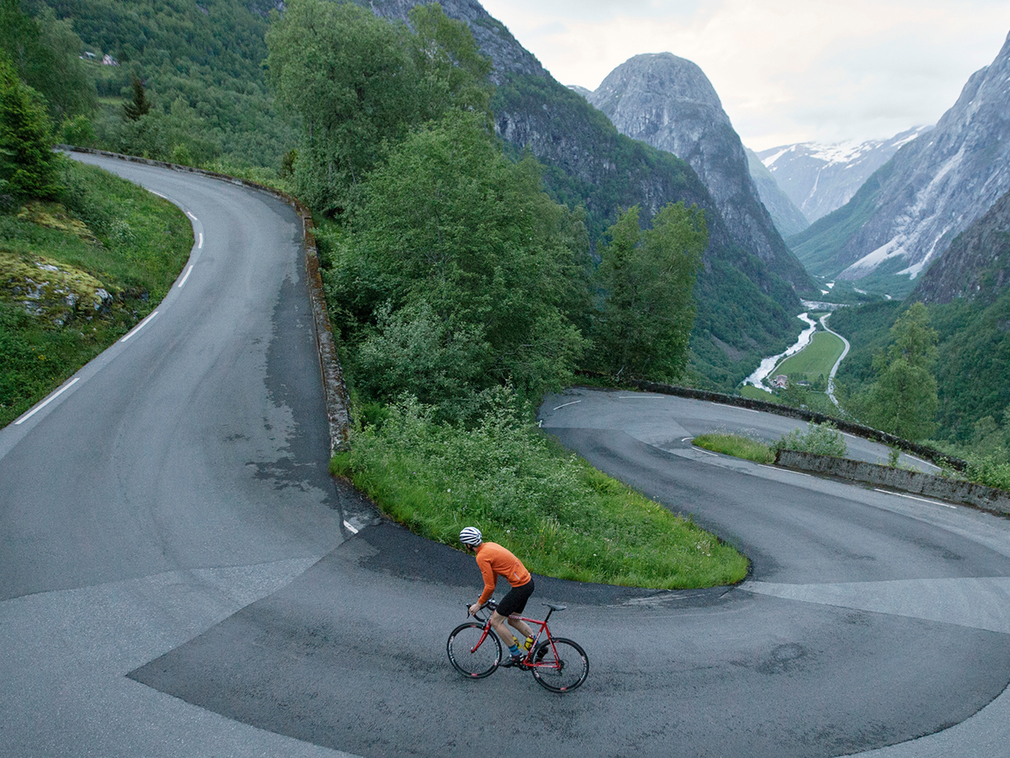 Eine Person radelt die Straße nach Stalheimskleiva in Voss in Fjord Norwegen hinauf