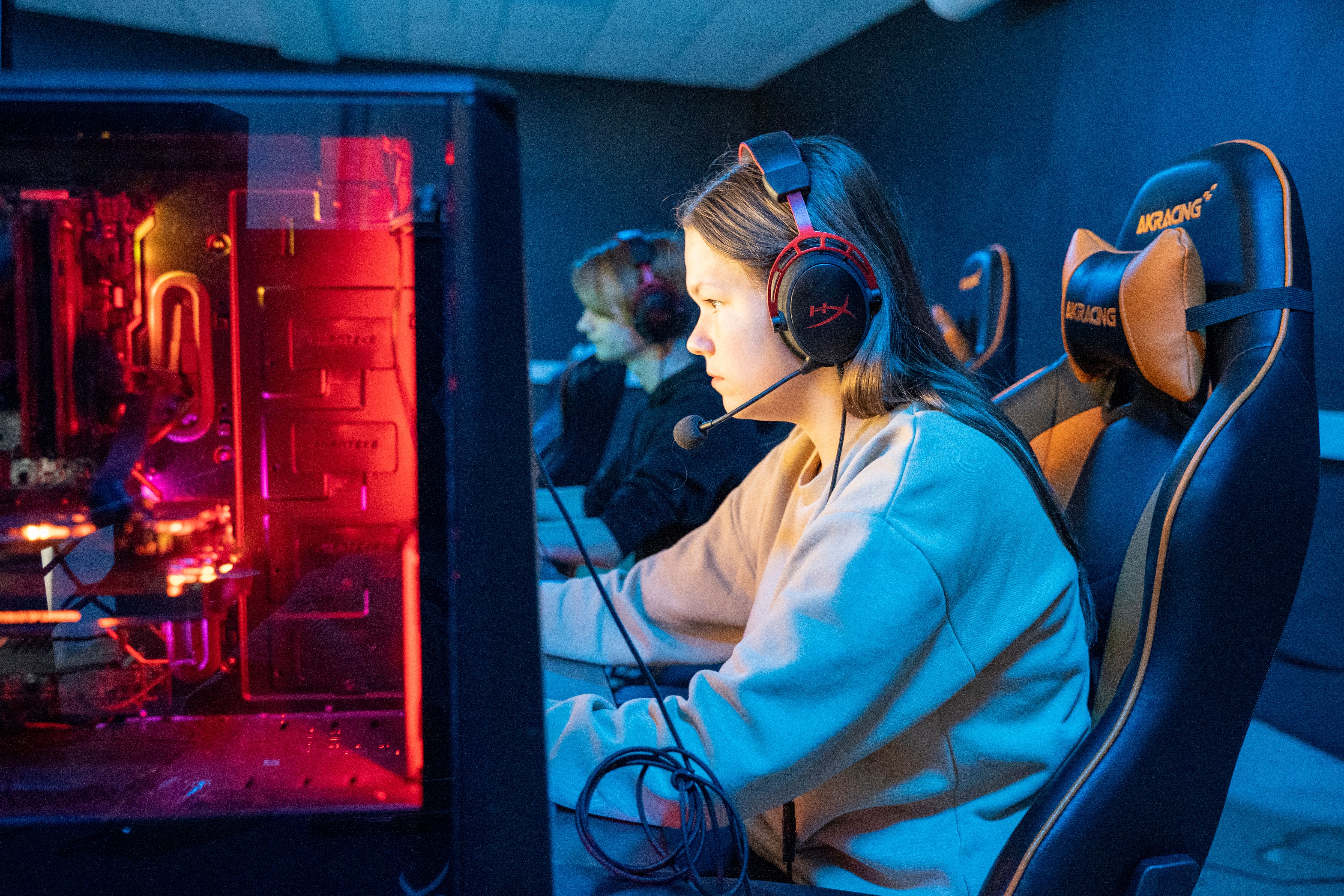 A girl playing a game at the Esports school, Akademiet