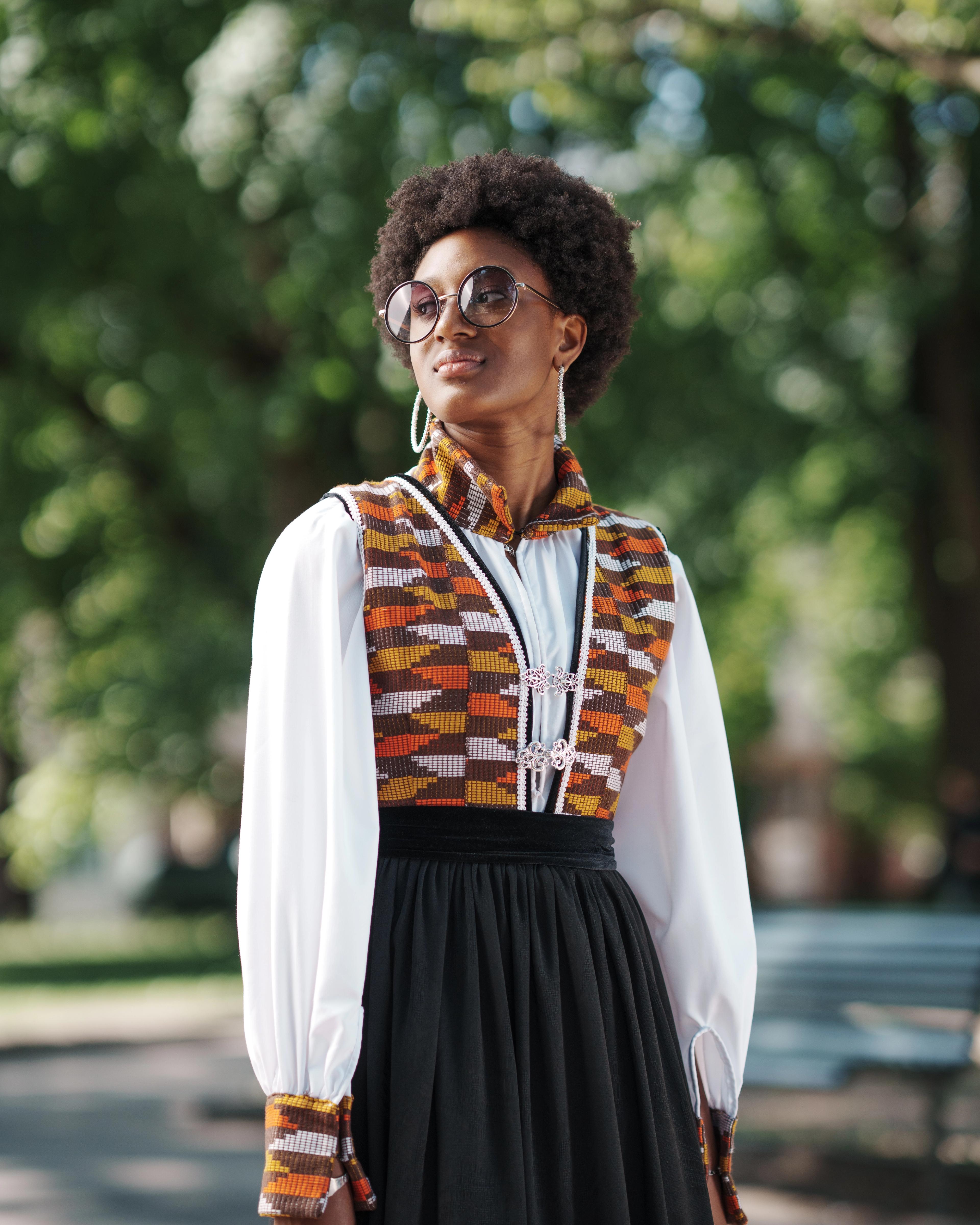 En dame i en fargerik festdrakt